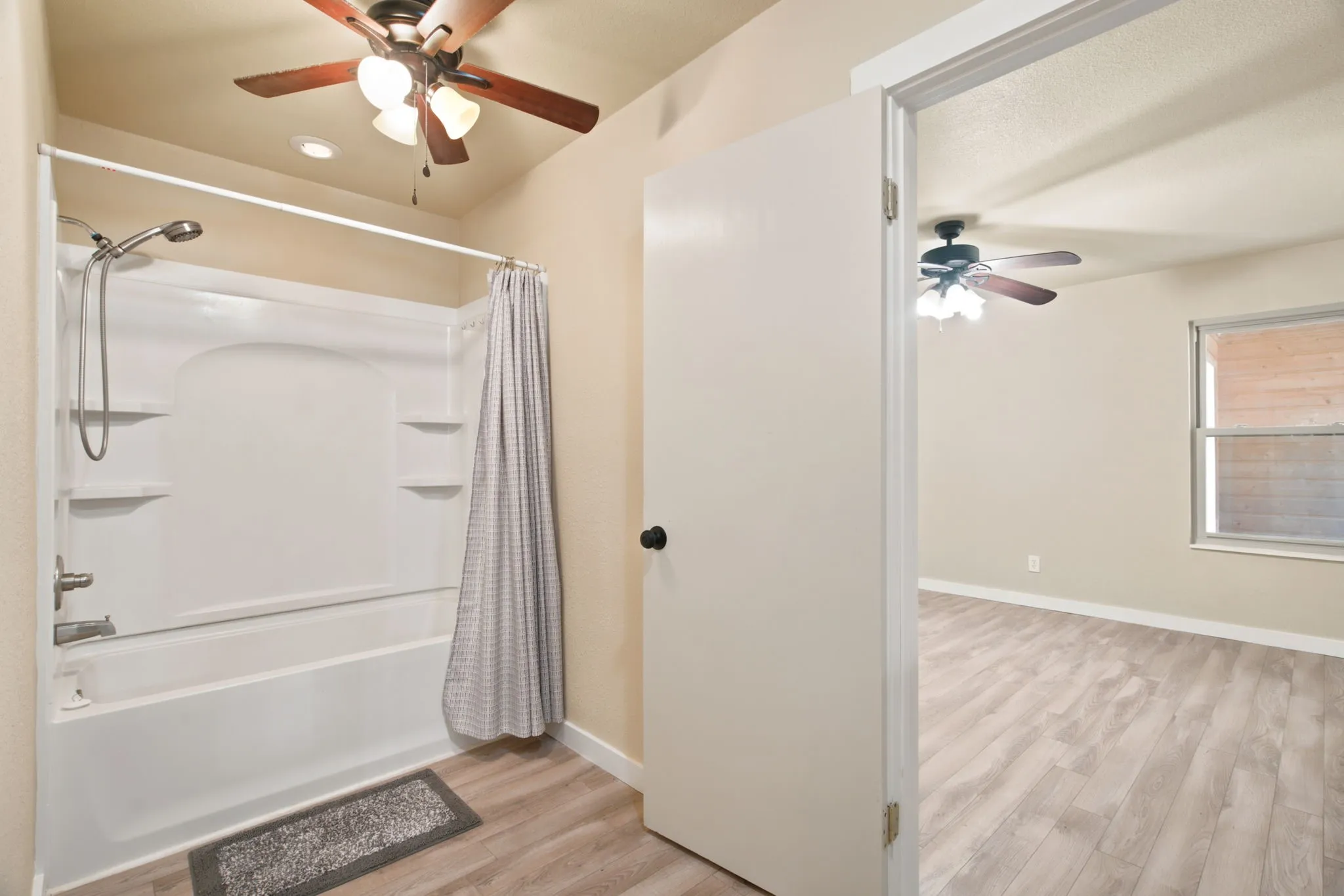 Single Family Residence For Sale in Parker County , 328 Silver Lane, Azle, Texas 76020, 3 Bedroom, 3 Bathroom, Garage spaces, 1,780 Sqft, built in 2013, mls#21358116, Real Estate Agent in Azle, Homes For Sale in Parker county, Homes For Sale in Azle, Realtor in Azle Texas, Real Estate Brokerage Independent Realty Texas, Luminita Cordes Realtor