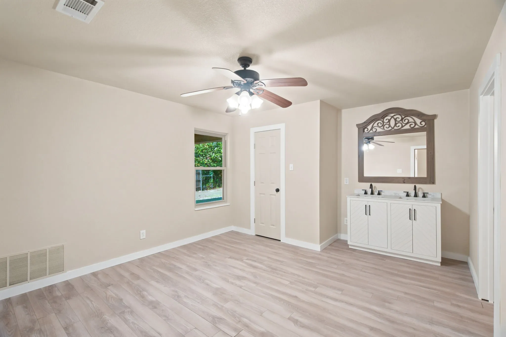 Single Family Residence For Sale in Parker County , 328 Silver Lane, Azle, Texas 76020, 3 Bedroom, 3 Bathroom, Garage spaces, 1,780 Sqft, built in 2013, mls#21358116, Real Estate Agent in Azle, Homes For Sale in Parker county, Homes For Sale in Azle, Realtor in Azle Texas, Real Estate Brokerage Independent Realty Texas, Luminita Cordes Realtor