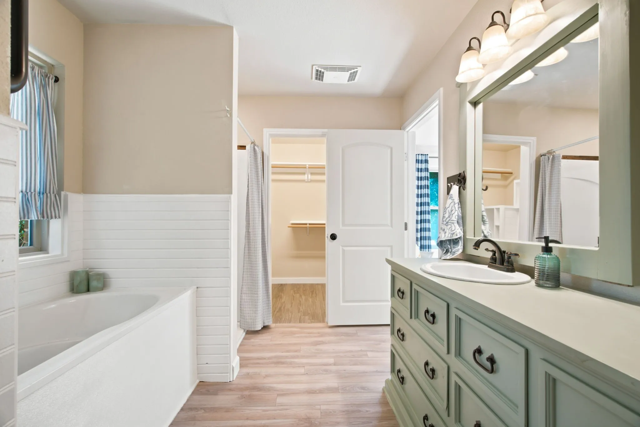Single Family Residence For Sale in Parker County , 328 Silver Lane, Azle, Texas 76020, 3 Bedroom, 3 Bathroom, Garage spaces, 1,780 Sqft, built in 2013, mls#21358116, Real Estate Agent in Azle, Homes For Sale in Parker county, Homes For Sale in Azle, Realtor in Azle Texas, Real Estate Brokerage Independent Realty Texas, Luminita Cordes Realtor
