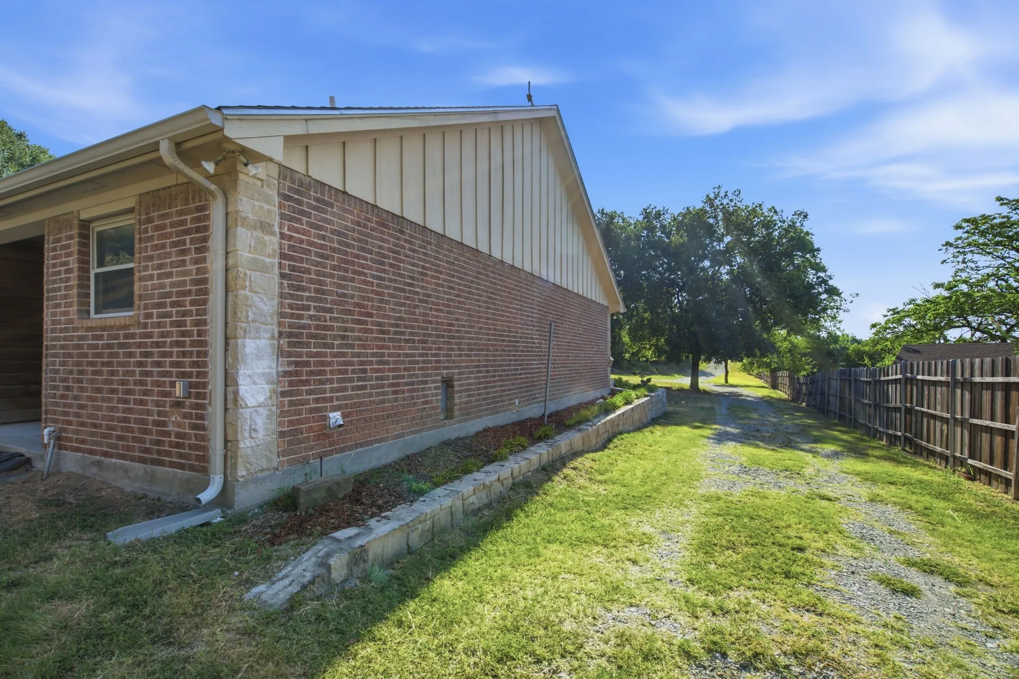 Single Family Residence For Sale in Parker County , 328 Silver Lane, Azle, Texas 76020, 3 Bedroom, 3 Bathroom, Garage spaces, 1,780 Sqft, built in 2013, mls#21358116, Real Estate Agent in Azle, Homes For Sale in Parker county, Homes For Sale in Azle, Realtor in Azle Texas, Real Estate Brokerage Independent Realty Texas, Luminita Cordes Realtor
