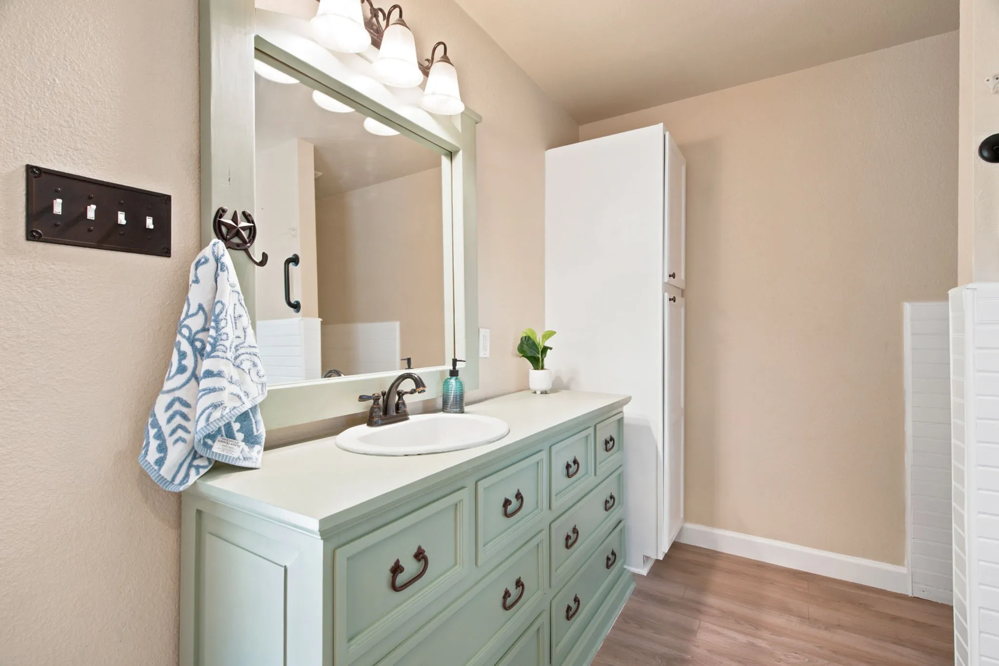 Single Family Residence For Sale in Parker County , 328 Silver Lane, Azle, Texas 76020, 3 Bedroom, 3 Bathroom, Garage spaces, 1,780 Sqft, built in 2013, mls#21358116, Real Estate Agent in Azle, Homes For Sale in Parker county, Homes For Sale in Azle, Realtor in Azle Texas, Real Estate Brokerage Independent Realty Texas, Luminita Cordes Realtor