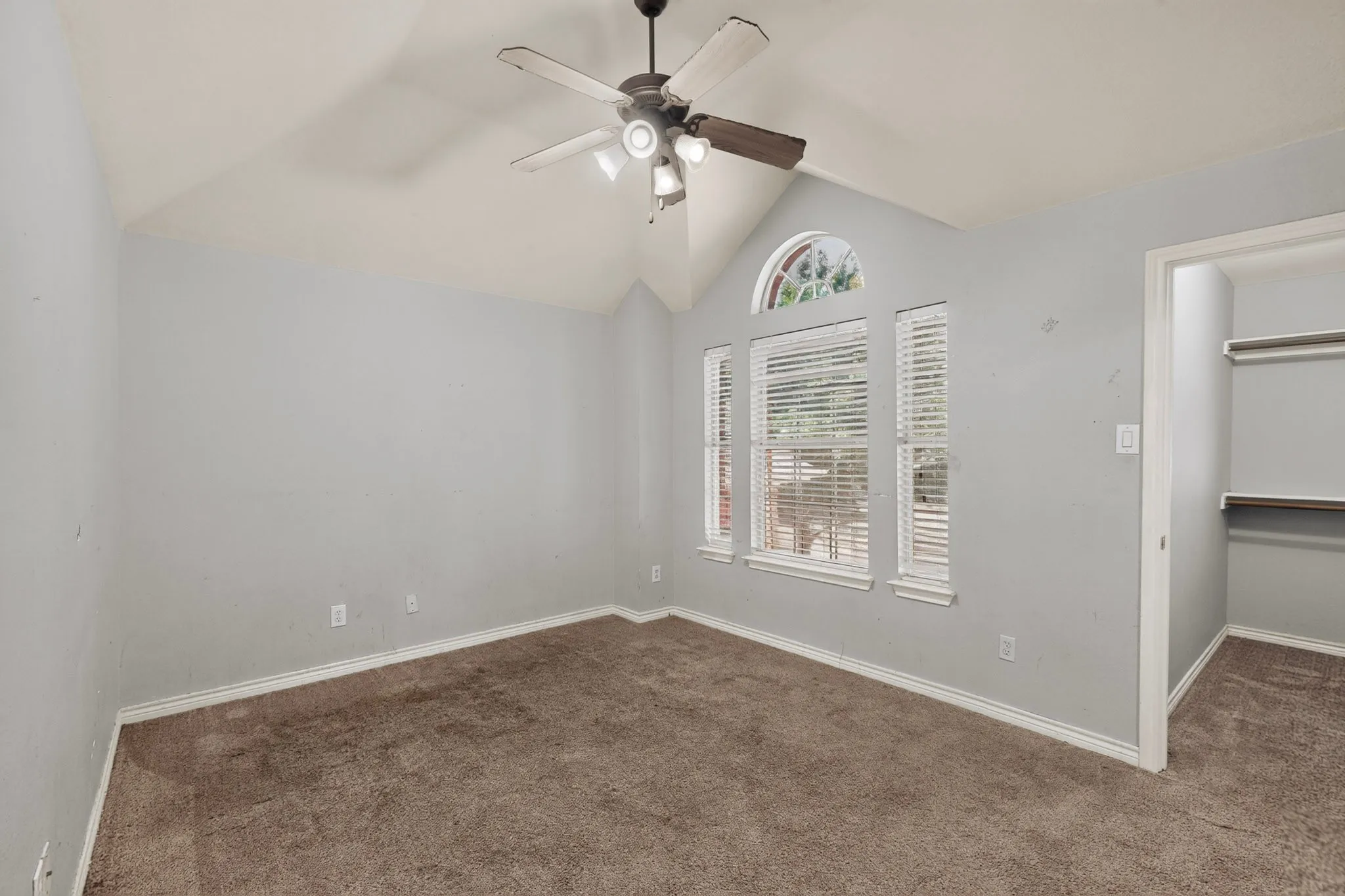 Single Family Residence For Sale in Tarrant County , 5919 Ridgeway Drive, Grand Prairie, Texas 75052, 5 Bedroom, 4 Bathroom, 2 Garage spaces, 3,724 Sqft, built in 2008, mls#21358319, Real Estate Agent in Grand Prairie, Homes For Sale in Tarrant county, Homes For Sale in Grand Prairie, Realtor in Grand Prairie Texas, Real Estate Brokerage Independent Realty Texas, Luminita Cordes Realtor