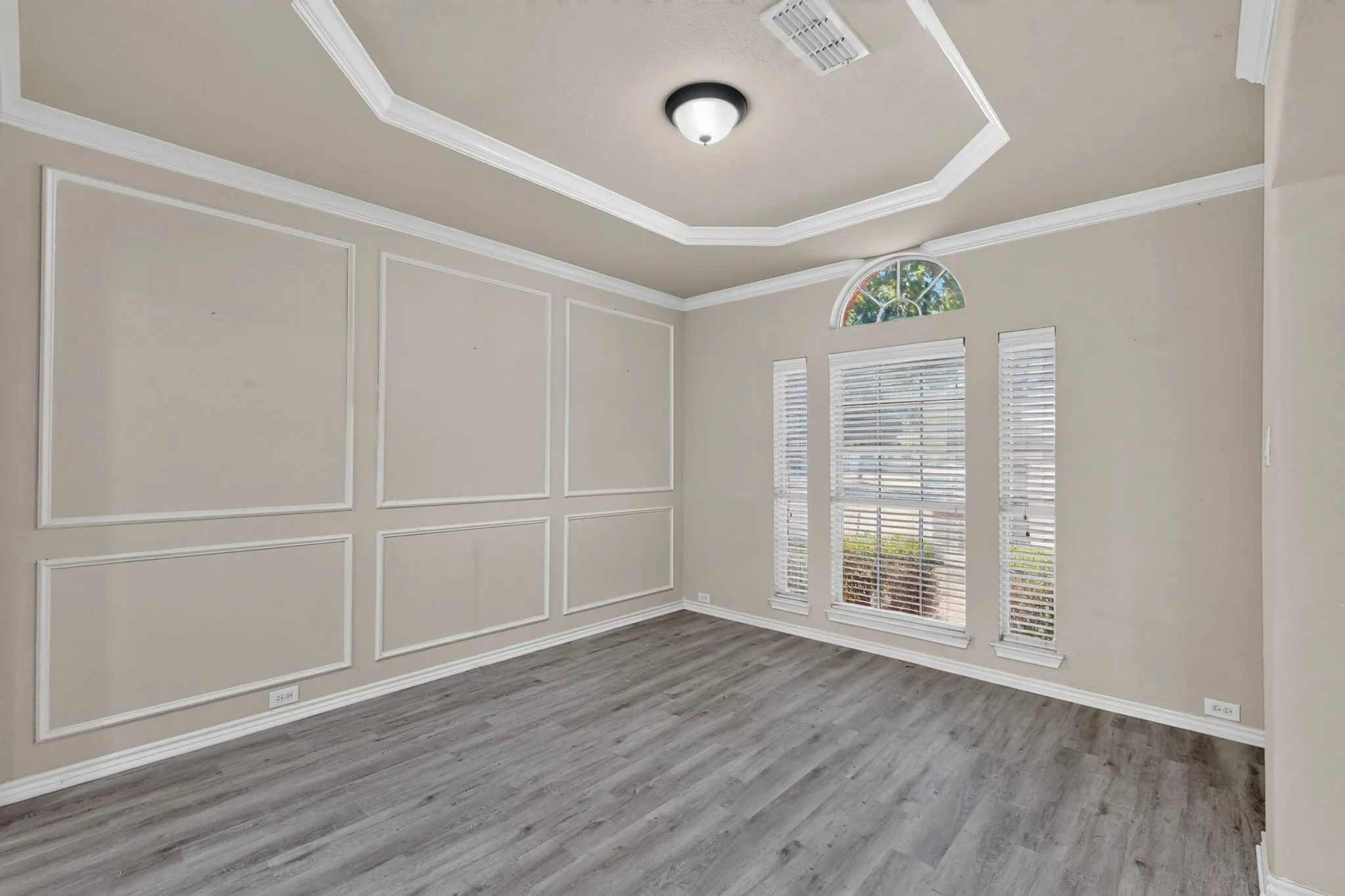 Single Family Residence For Sale in Tarrant County , 5919 Ridgeway Drive, Grand Prairie, Texas 75052, 5 Bedroom, 4 Bathroom, 2 Garage spaces, 3,724 Sqft, built in 2008, mls#21358319, Real Estate Agent in Grand Prairie, Homes For Sale in Tarrant county, Homes For Sale in Grand Prairie, Realtor in Grand Prairie Texas, Real Estate Brokerage Independent Realty Texas, Luminita Cordes Realtor