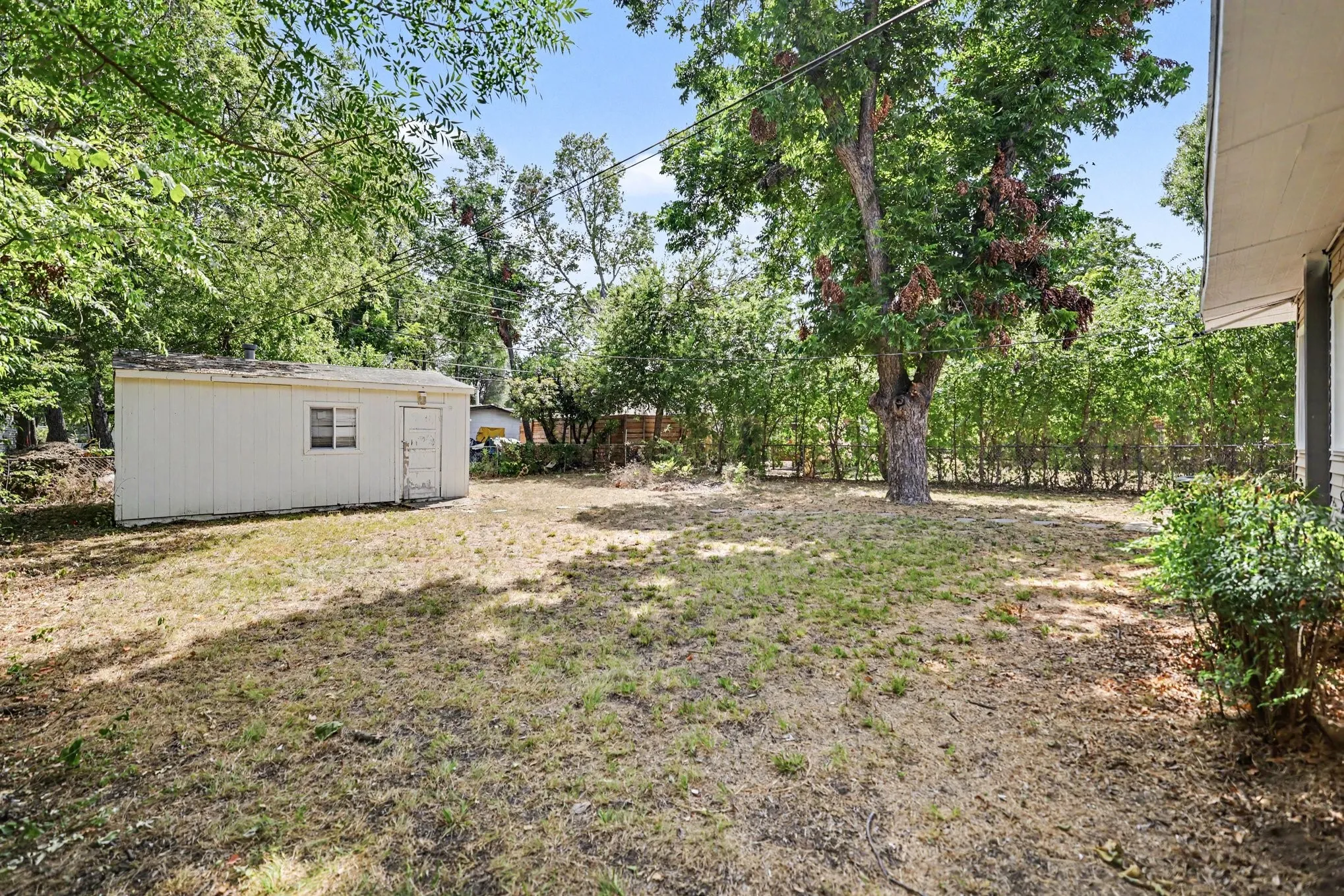 Single Family Residence For Sale in Tarrant County , 2010 Glenhaven Street, Arlington, Texas 76010, 3 Bedroom, 2 Bathroom, 1 Garage spaces, 1,186 Sqft, built in 1953, mls#21356230, Real Estate Agent in Arlington, Homes For Sale in Tarrant county, Homes For Sale in Arlington, Realtor in Arlington Texas, Real Estate Brokerage Independent Realty Texas, Luminita Cordes Realtor