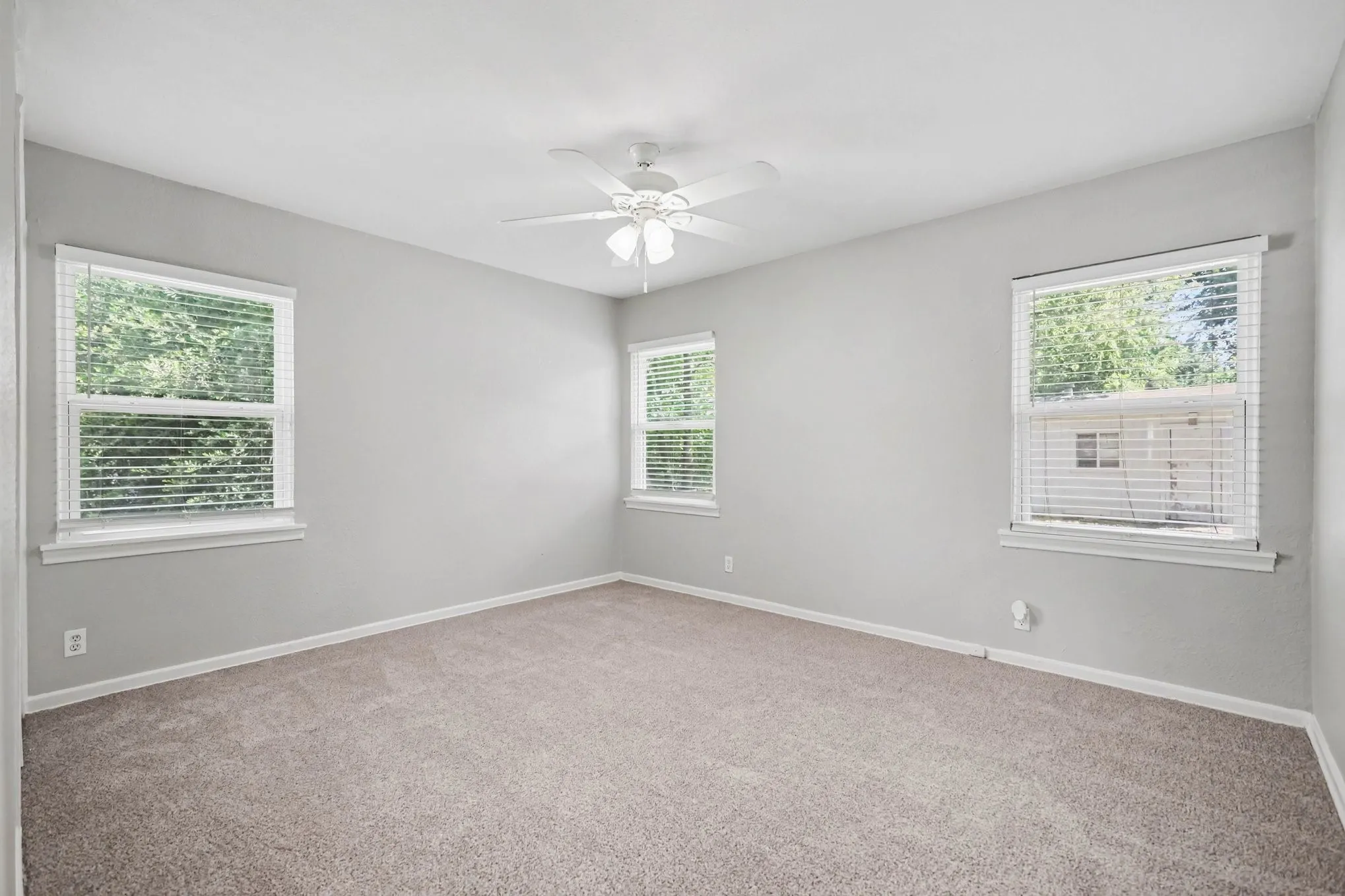 Single Family Residence For Sale in Tarrant County , 2010 Glenhaven Street, Arlington, Texas 76010, 3 Bedroom, 2 Bathroom, 1 Garage spaces, 1,186 Sqft, built in 1953, mls#21356230, Real Estate Agent in Arlington, Homes For Sale in Tarrant county, Homes For Sale in Arlington, Realtor in Arlington Texas, Real Estate Brokerage Independent Realty Texas, Luminita Cordes Realtor