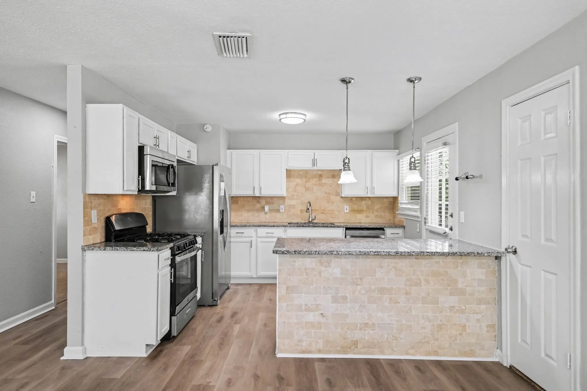 Single Family Residence For Sale in Tarrant County , 2010 Glenhaven Street, Arlington, Texas 76010, 3 Bedroom, 2 Bathroom, 1 Garage spaces, 1,186 Sqft, built in 1953, mls#21356230, Real Estate Agent in Arlington, Homes For Sale in Tarrant county, Homes For Sale in Arlington, Realtor in Arlington Texas, Real Estate Brokerage Independent Realty Texas, Luminita Cordes Realtor