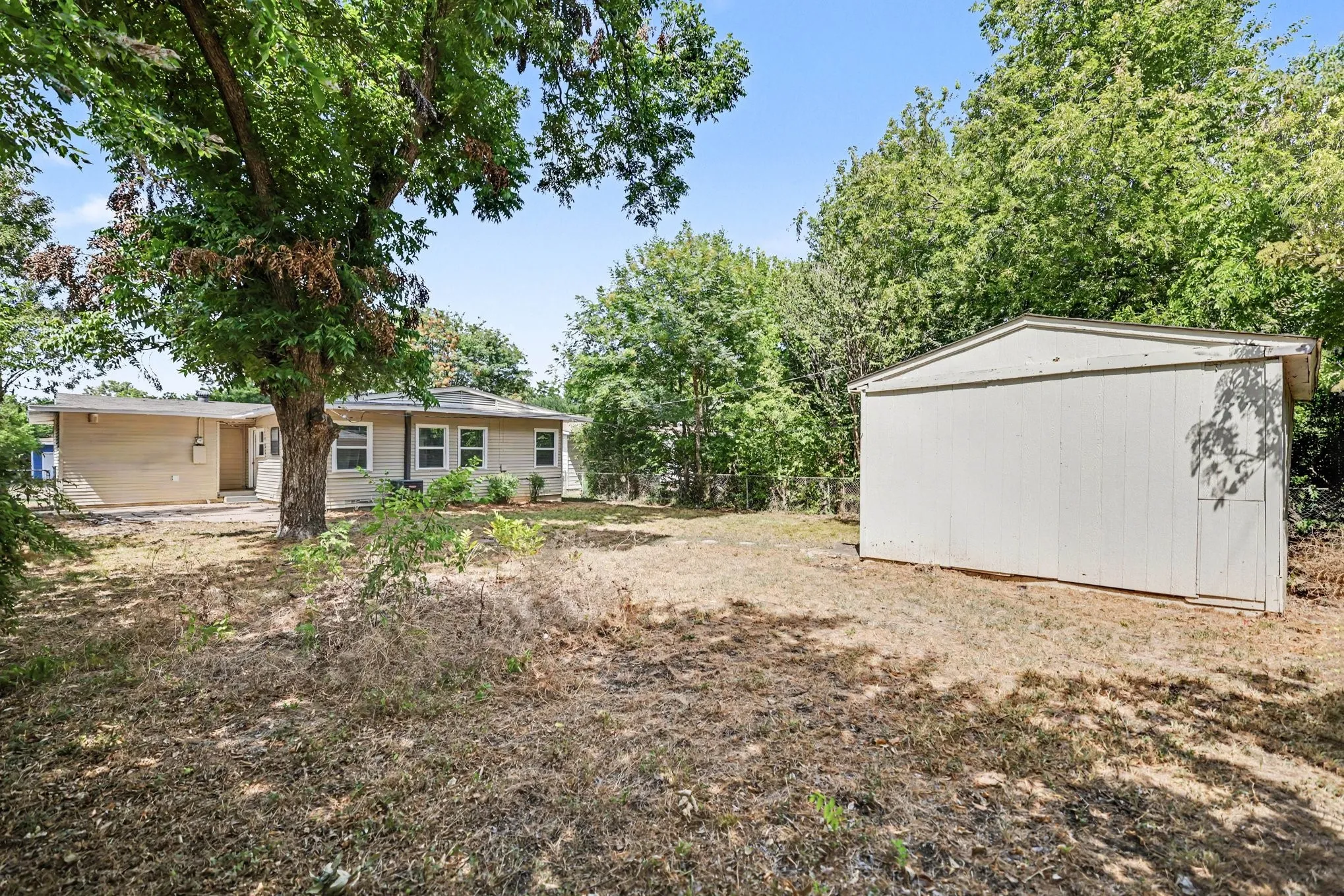 Single Family Residence For Sale in Tarrant County , 2010 Glenhaven Street, Arlington, Texas 76010, 3 Bedroom, 2 Bathroom, 1 Garage spaces, 1,186 Sqft, built in 1953, mls#21356230, Real Estate Agent in Arlington, Homes For Sale in Tarrant county, Homes For Sale in Arlington, Realtor in Arlington Texas, Real Estate Brokerage Independent Realty Texas, Luminita Cordes Realtor