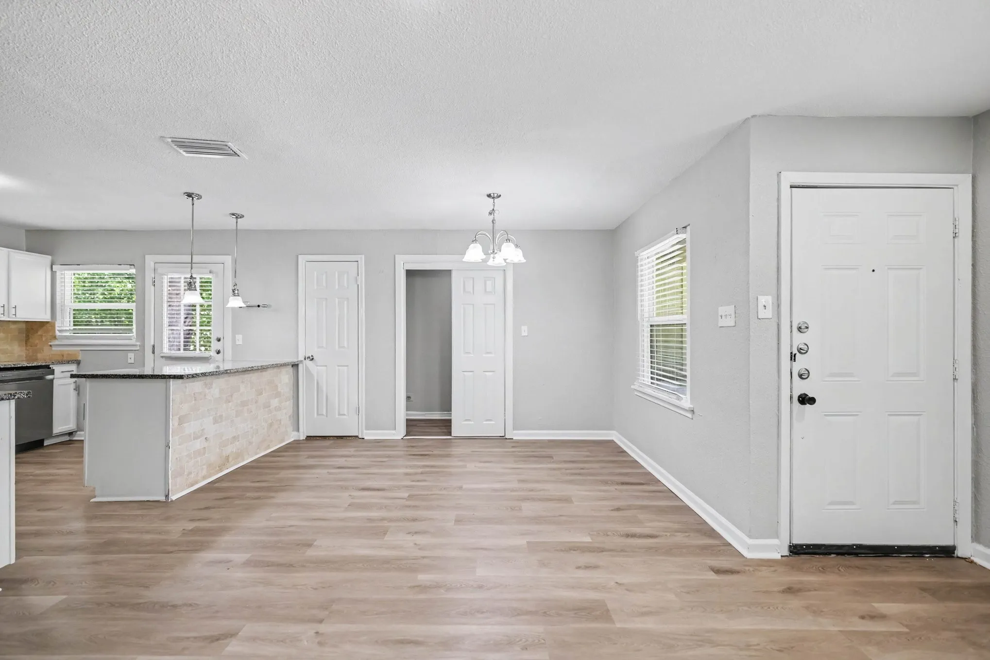 Single Family Residence For Sale in Tarrant County , 2010 Glenhaven Street, Arlington, Texas 76010, 3 Bedroom, 2 Bathroom, 1 Garage spaces, 1,186 Sqft, built in 1953, mls#21356230, Real Estate Agent in Arlington, Homes For Sale in Tarrant county, Homes For Sale in Arlington, Realtor in Arlington Texas, Real Estate Brokerage Independent Realty Texas, Luminita Cordes Realtor