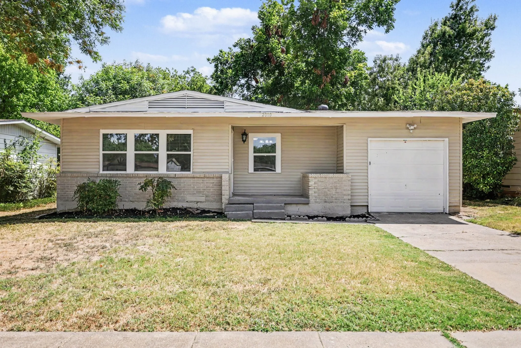Single Family Residence For Sale in Tarrant County , 2010 Glenhaven Street, Arlington, Texas 76010, 3 Bedroom, 2 Bathroom, 1 Garage spaces, 1,186 Sqft, built in 1953, mls#21356230, Real Estate Agent in Arlington, Homes For Sale in Tarrant county, Homes For Sale in Arlington, Realtor in Arlington Texas, Real Estate Brokerage Independent Realty Texas, Luminita Cordes Realtor