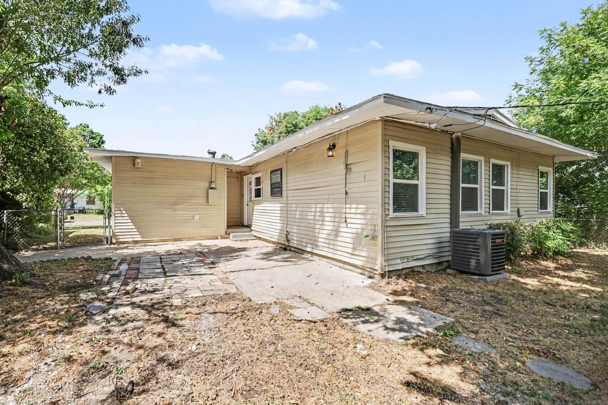 Single Family Residence For Sale in Tarrant County , 2010 Glenhaven Street, Arlington, Texas 76010, 3 Bedroom, 2 Bathroom, 1 Garage spaces, 1,186 Sqft, built in 1953, mls#21356230, Real Estate Agent in Arlington, Homes For Sale in Tarrant county, Homes For Sale in Arlington, Realtor in Arlington Texas, Real Estate Brokerage Independent Realty Texas, Luminita Cordes Realtor
