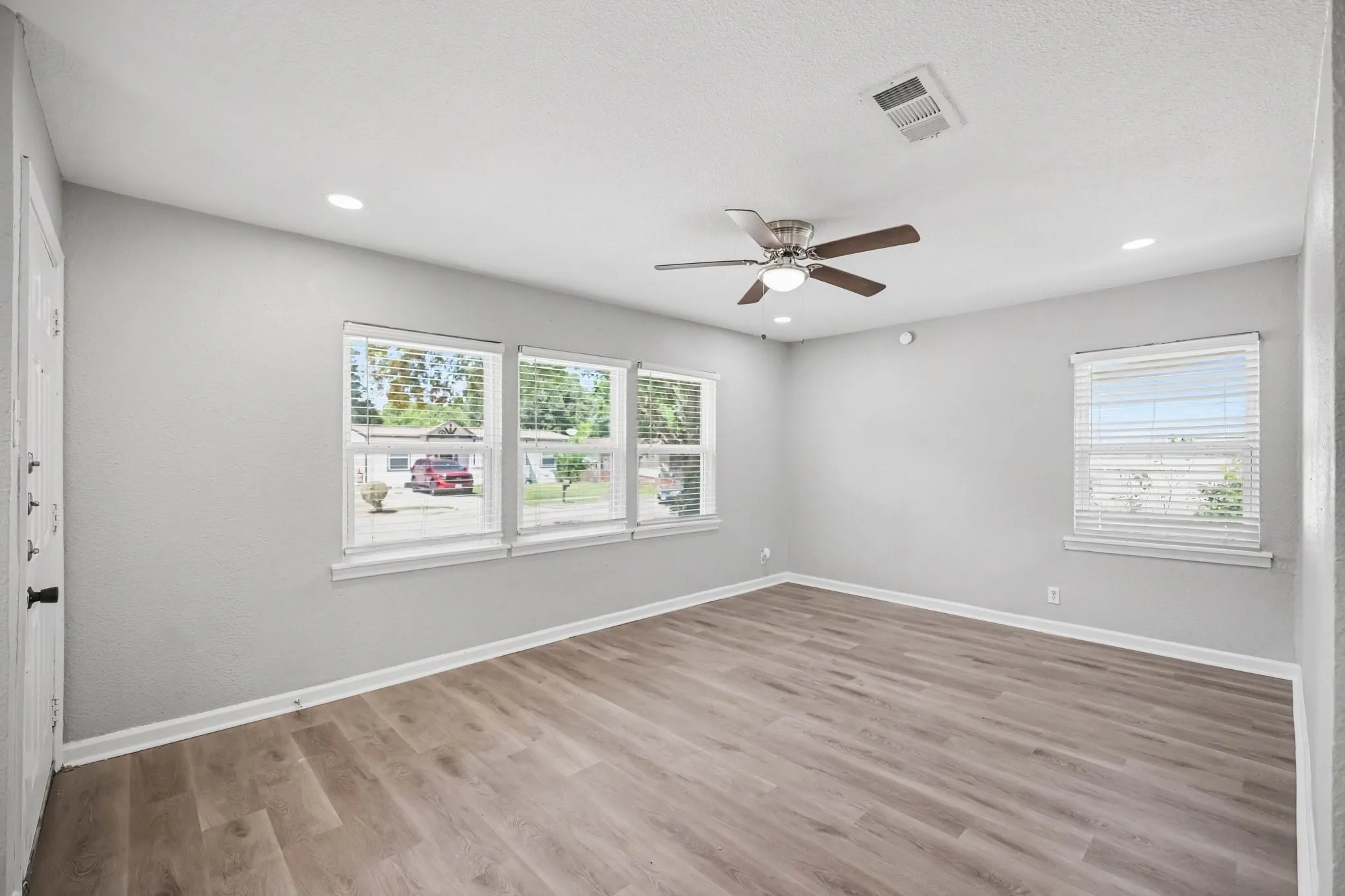 Single Family Residence For Sale in Tarrant County , 2010 Glenhaven Street, Arlington, Texas 76010, 3 Bedroom, 2 Bathroom, 1 Garage spaces, 1,186 Sqft, built in 1953, mls#21356230, Real Estate Agent in Arlington, Homes For Sale in Tarrant county, Homes For Sale in Arlington, Realtor in Arlington Texas, Real Estate Brokerage Independent Realty Texas, Luminita Cordes Realtor
