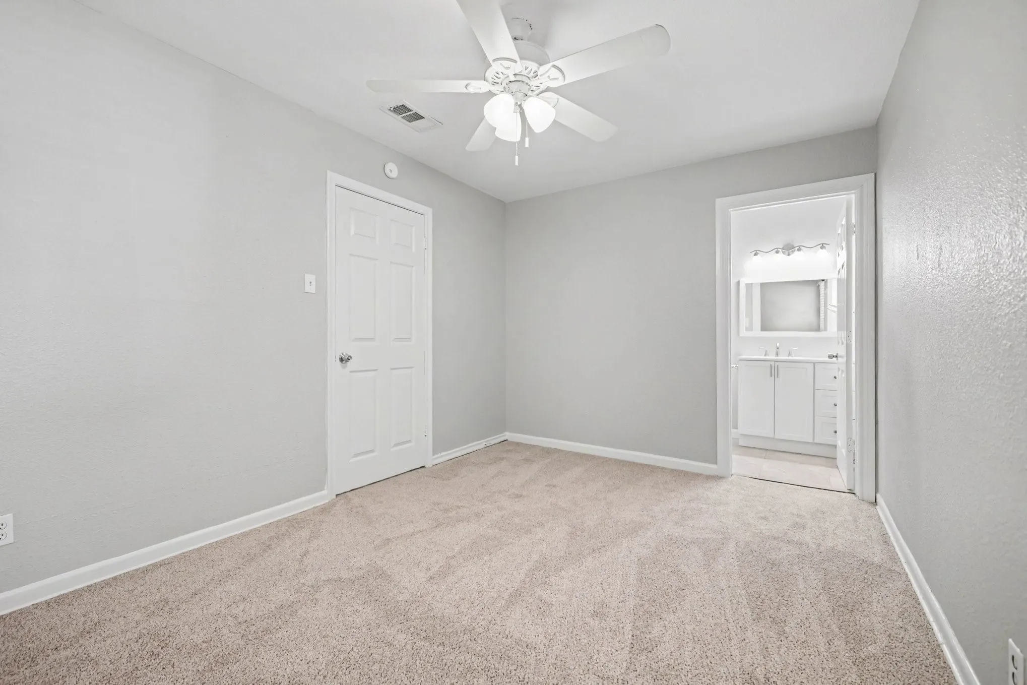 Single Family Residence For Sale in Tarrant County , 2010 Glenhaven Street, Arlington, Texas 76010, 3 Bedroom, 2 Bathroom, 1 Garage spaces, 1,186 Sqft, built in 1953, mls#21356230, Real Estate Agent in Arlington, Homes For Sale in Tarrant county, Homes For Sale in Arlington, Realtor in Arlington Texas, Real Estate Brokerage Independent Realty Texas, Luminita Cordes Realtor