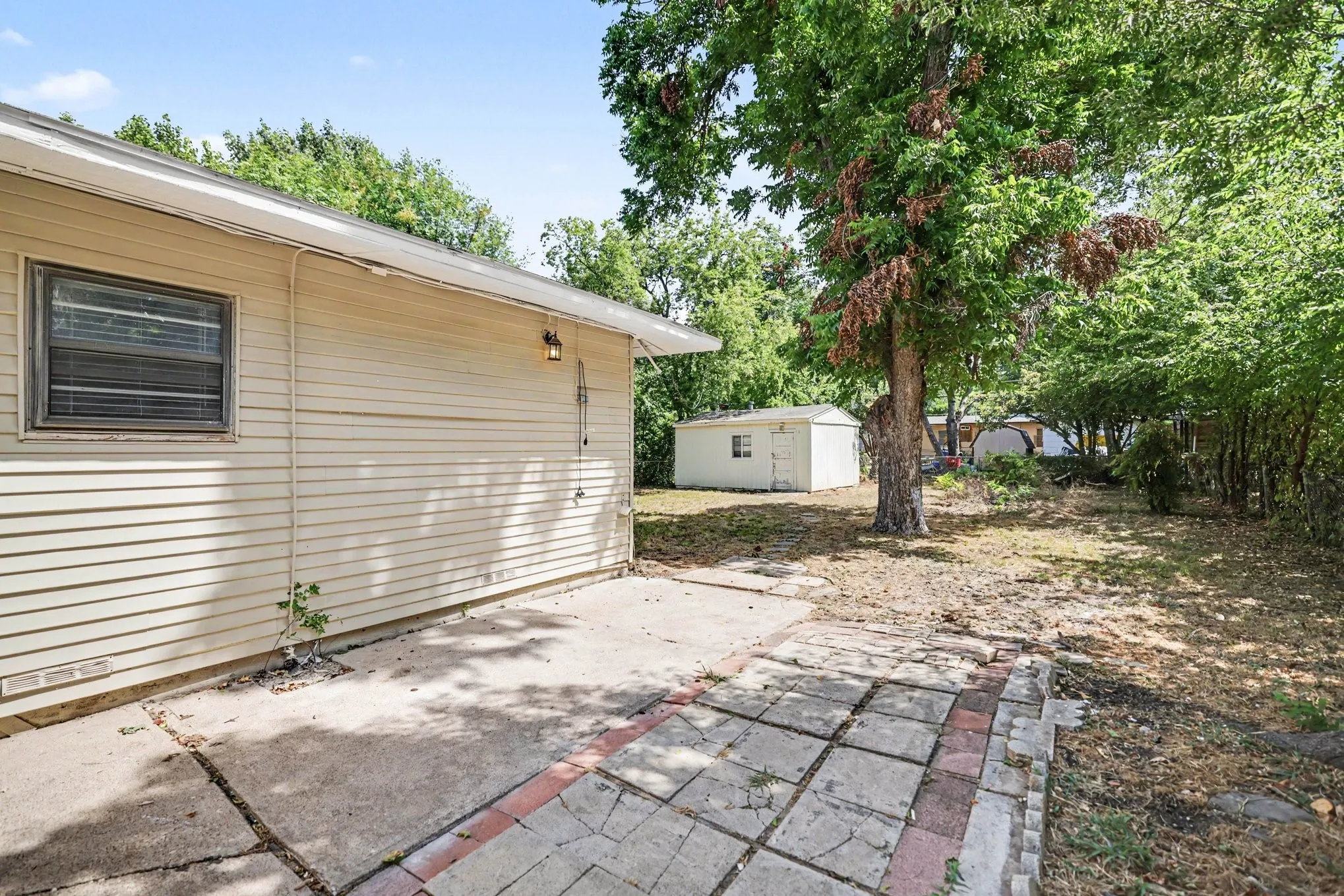 Single Family Residence For Sale in Tarrant County , 2010 Glenhaven Street, Arlington, Texas 76010, 3 Bedroom, 2 Bathroom, 1 Garage spaces, 1,186 Sqft, built in 1953, mls#21356230, Real Estate Agent in Arlington, Homes For Sale in Tarrant county, Homes For Sale in Arlington, Realtor in Arlington Texas, Real Estate Brokerage Independent Realty Texas, Luminita Cordes Realtor
