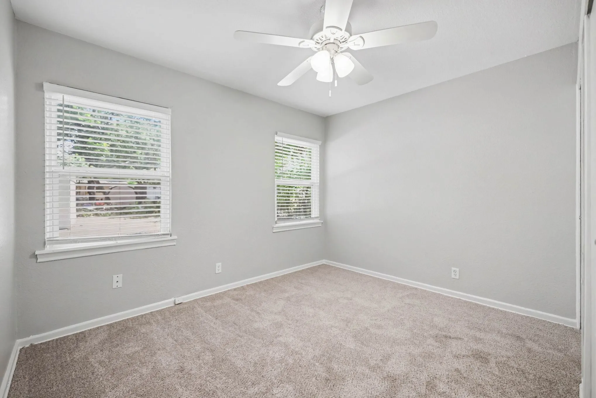 Single Family Residence For Sale in Tarrant County , 2010 Glenhaven Street, Arlington, Texas 76010, 3 Bedroom, 2 Bathroom, 1 Garage spaces, 1,186 Sqft, built in 1953, mls#21356230, Real Estate Agent in Arlington, Homes For Sale in Tarrant county, Homes For Sale in Arlington, Realtor in Arlington Texas, Real Estate Brokerage Independent Realty Texas, Luminita Cordes Realtor