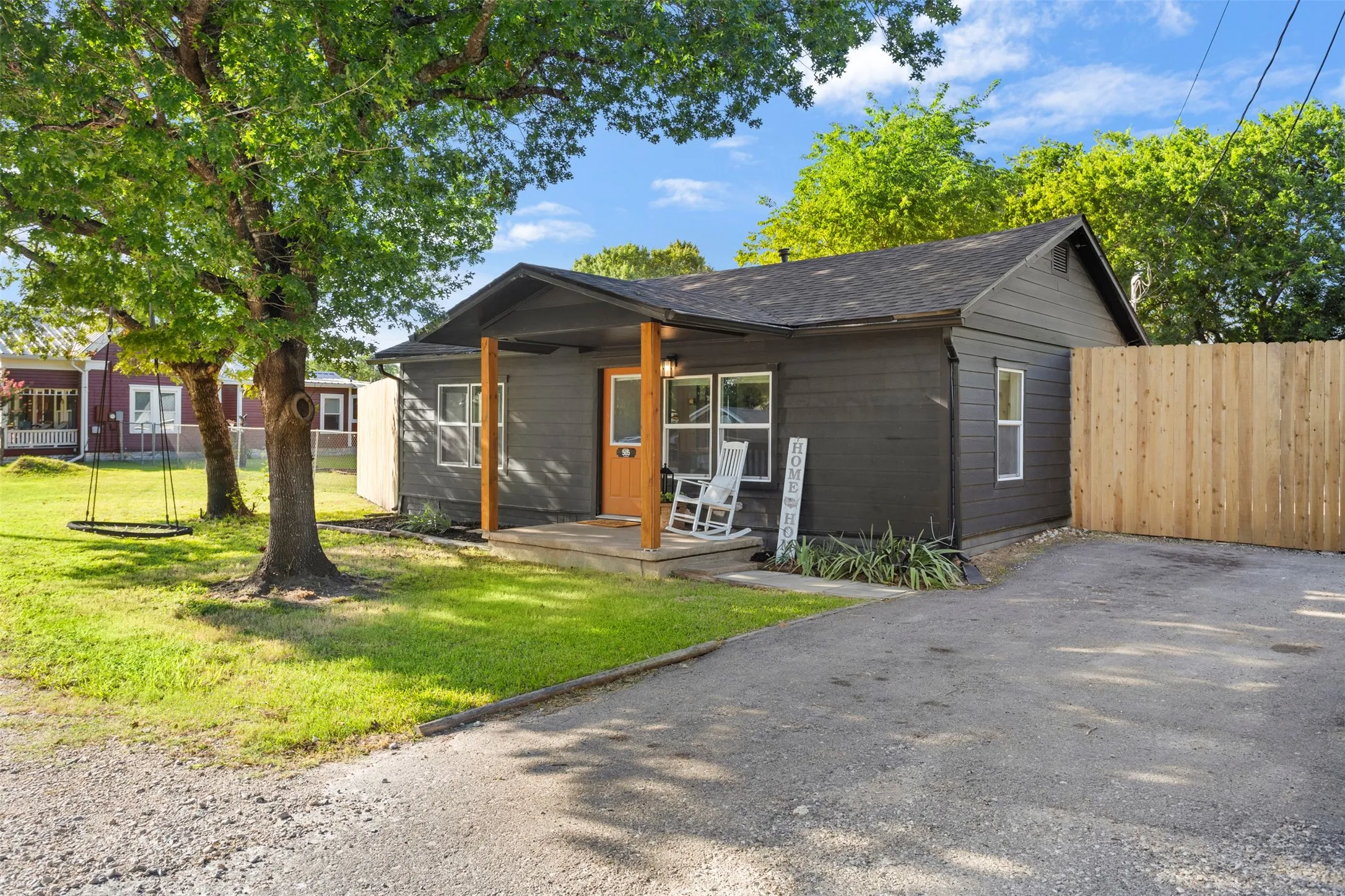 Single Family Residence For Sale in Ellis County , 505 E Ross Street, Waxahachie, Texas 75165, 2 Bedroom, 1 Bathroom, Garage spaces, 714 Sqft, built in 1950, mls#21359026, Real Estate Agent in Waxahachie, Homes For Sale in Ellis county, Homes For Sale in Waxahachie, Realtor in Waxahachie Texas, Real Estate Brokerage Independent Realty Texas, Luminita Cordes Realtor