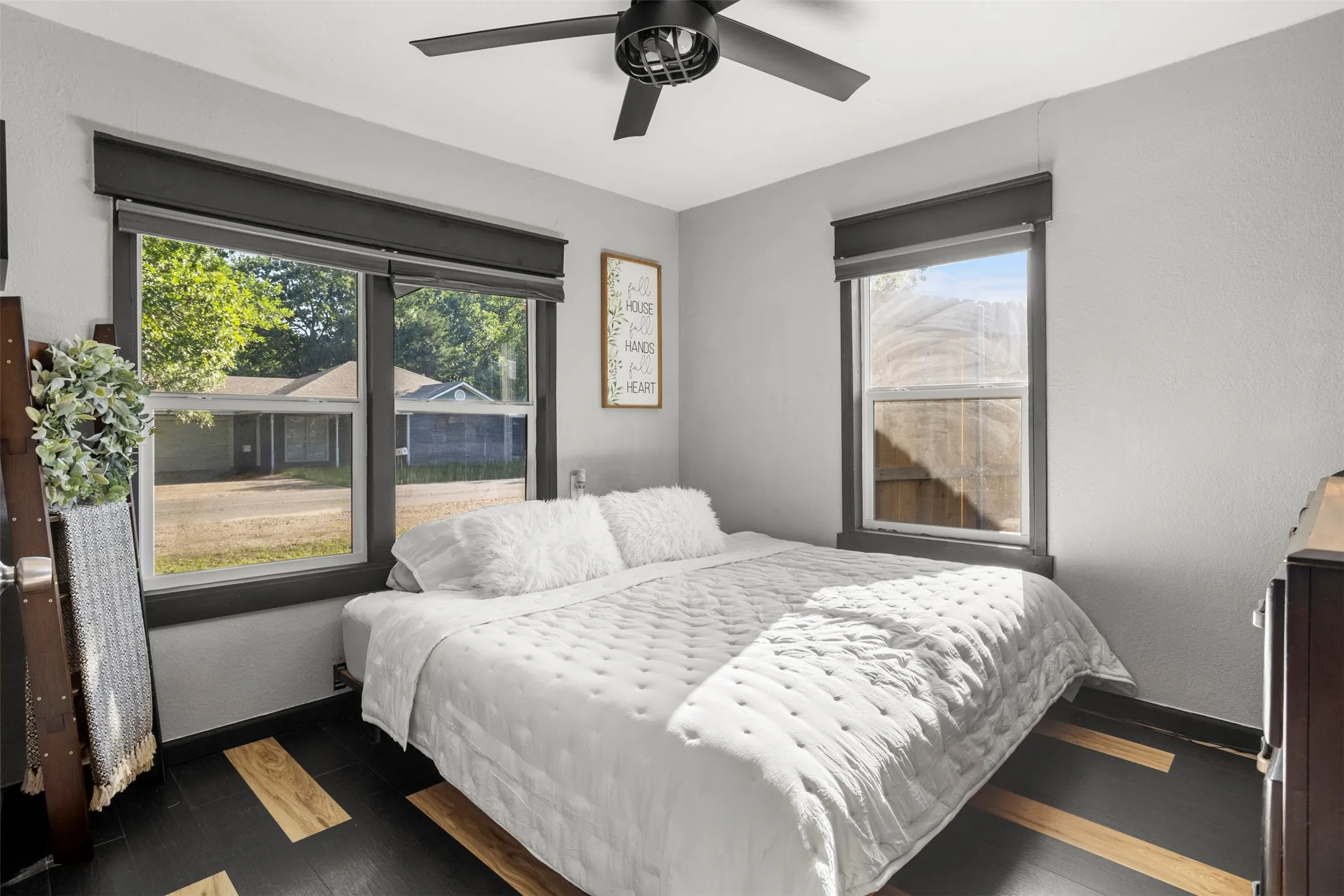 Single Family Residence For Sale in Ellis County , 505 E Ross Street, Waxahachie, Texas 75165, 2 Bedroom, 1 Bathroom, Garage spaces, 714 Sqft, built in 1950, mls#21359026, Real Estate Agent in Waxahachie, Homes For Sale in Ellis county, Homes For Sale in Waxahachie, Realtor in Waxahachie Texas, Real Estate Brokerage Independent Realty Texas, Luminita Cordes Realtor