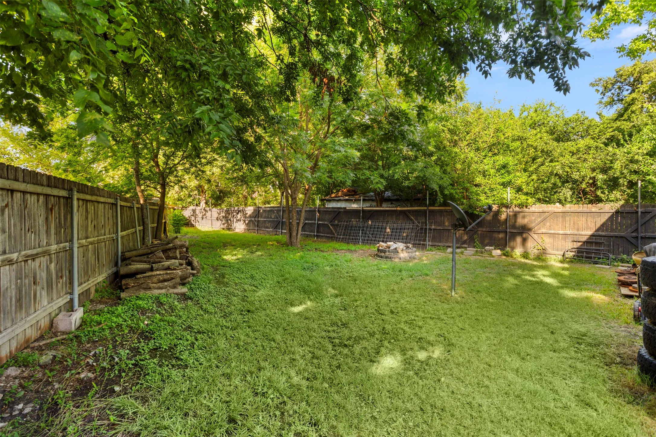 Single Family Residence For Sale in Ellis County , 505 E Ross Street, Waxahachie, Texas 75165, 2 Bedroom, 1 Bathroom, Garage spaces, 714 Sqft, built in 1950, mls#21359026, Real Estate Agent in Waxahachie, Homes For Sale in Ellis county, Homes For Sale in Waxahachie, Realtor in Waxahachie Texas, Real Estate Brokerage Independent Realty Texas, Luminita Cordes Realtor