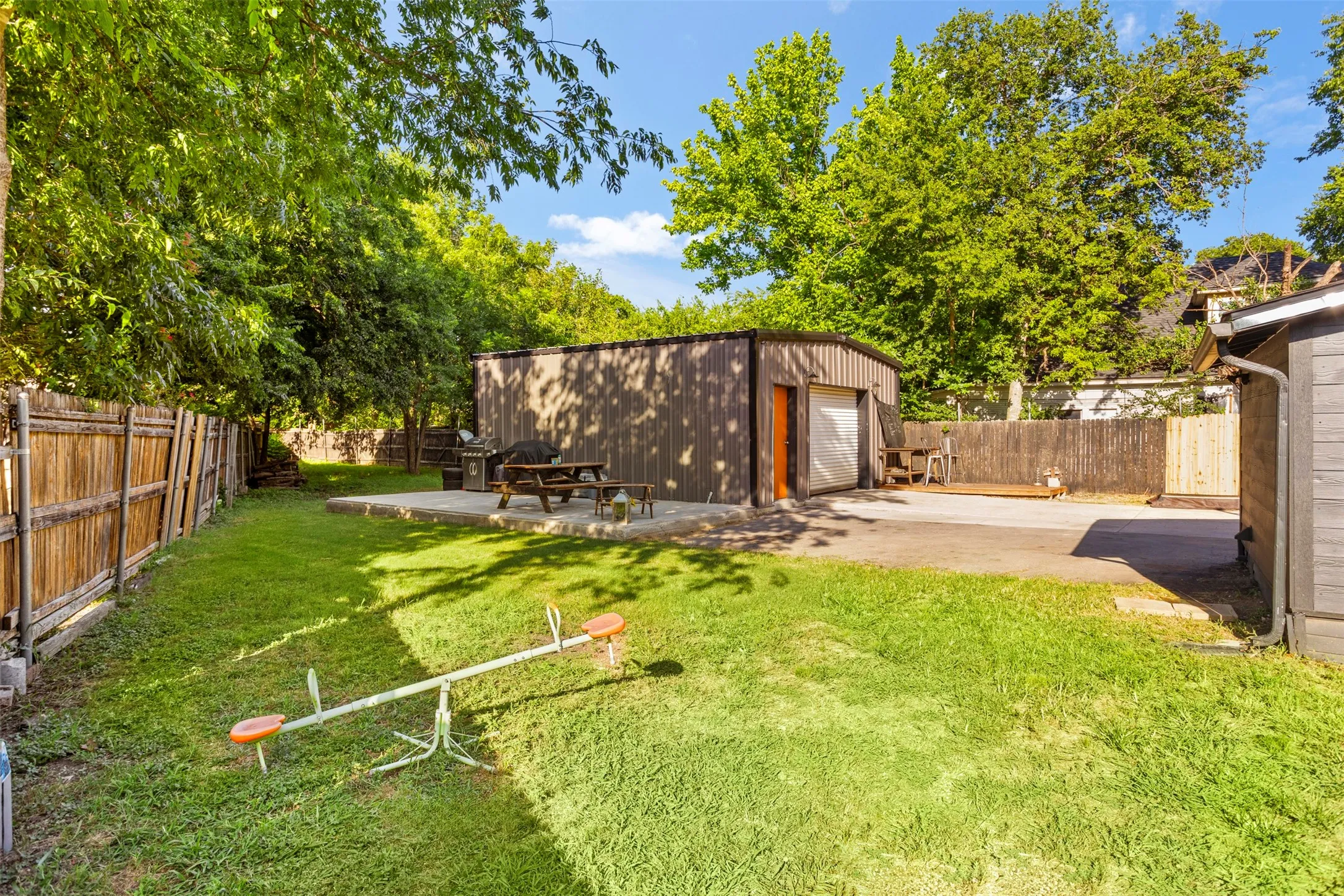 Single Family Residence For Sale in Ellis County , 505 E Ross Street, Waxahachie, Texas 75165, 2 Bedroom, 1 Bathroom, Garage spaces, 714 Sqft, built in 1950, mls#21359026, Real Estate Agent in Waxahachie, Homes For Sale in Ellis county, Homes For Sale in Waxahachie, Realtor in Waxahachie Texas, Real Estate Brokerage Independent Realty Texas, Luminita Cordes Realtor