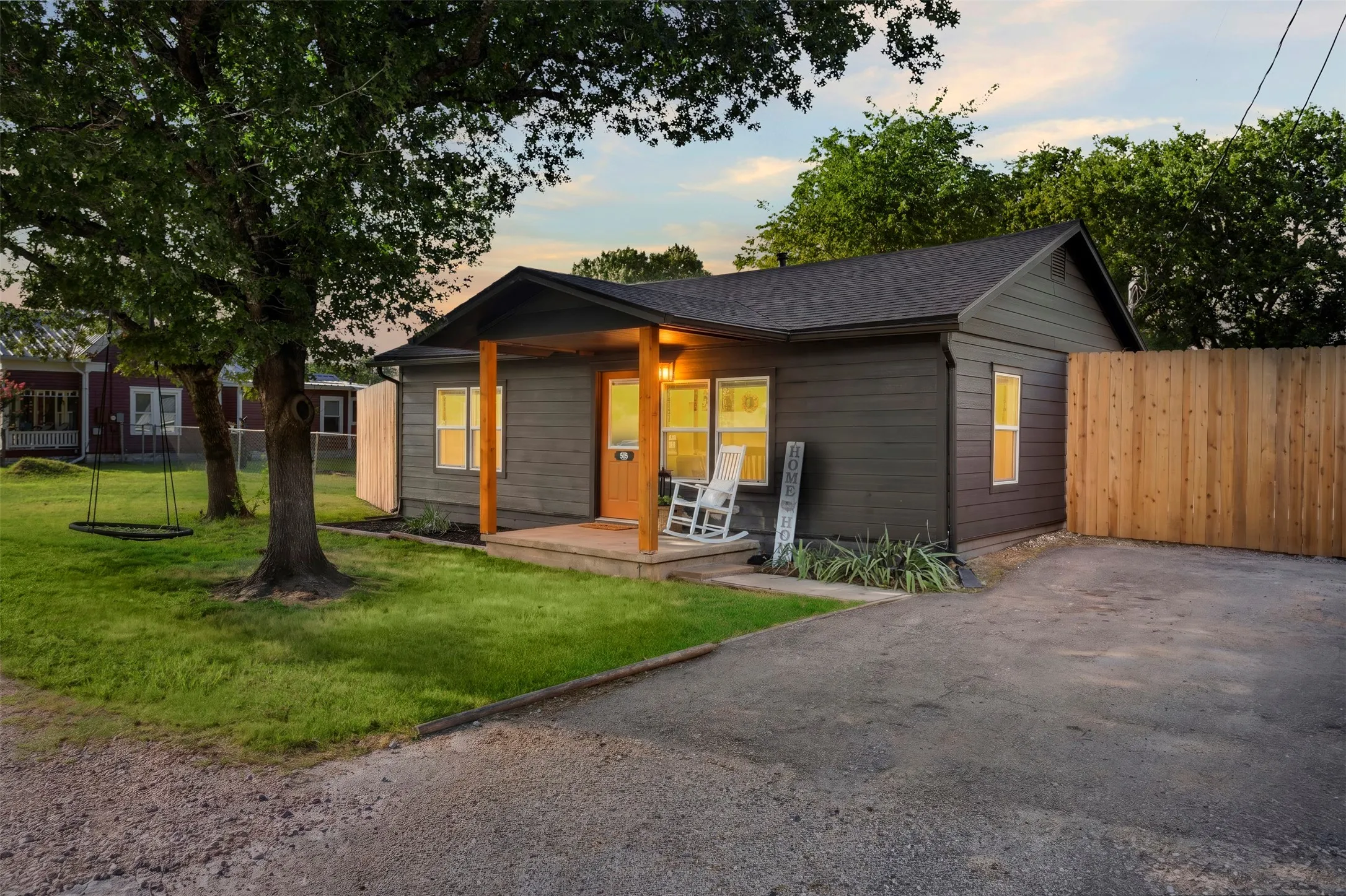 Single Family Residence For Sale in Ellis County , 505 E Ross Street, Waxahachie, Texas 75165, 2 Bedroom, 1 Bathroom, Garage spaces, 714 Sqft, built in 1950, mls#21359026, Real Estate Agent in Waxahachie, Homes For Sale in Ellis county, Homes For Sale in Waxahachie, Realtor in Waxahachie Texas, Real Estate Brokerage Independent Realty Texas, Luminita Cordes Realtor