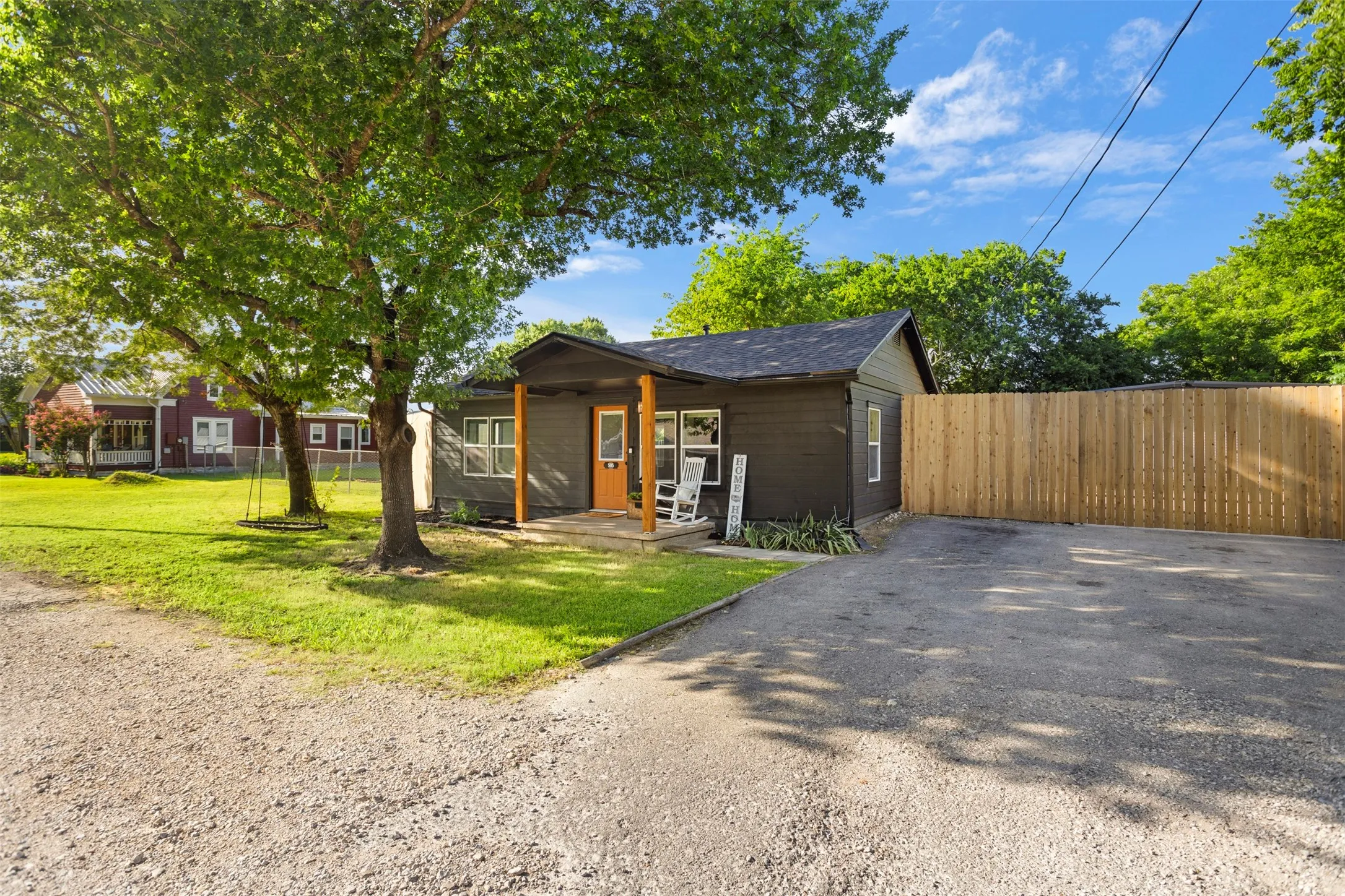 Single Family Residence For Sale in Ellis County , 505 E Ross Street, Waxahachie, Texas 75165, 2 Bedroom, 1 Bathroom, Garage spaces, 714 Sqft, built in 1950, mls#21359026, Real Estate Agent in Waxahachie, Homes For Sale in Ellis county, Homes For Sale in Waxahachie, Realtor in Waxahachie Texas, Real Estate Brokerage Independent Realty Texas, Luminita Cordes Realtor