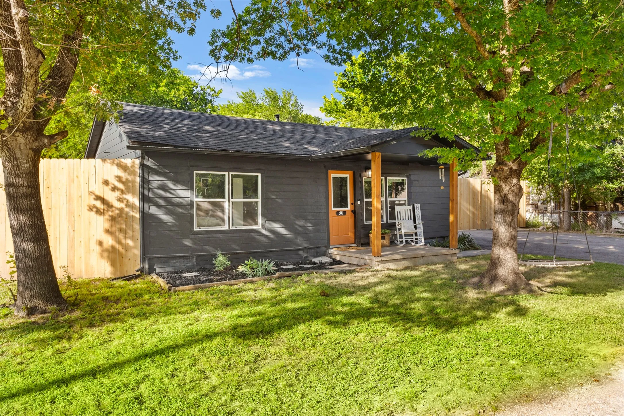 Single Family Residence For Sale in Ellis County , 505 E Ross Street, Waxahachie, Texas 75165, 2 Bedroom, 1 Bathroom, Garage spaces, 714 Sqft, built in 1950, mls#21359026, Real Estate Agent in Waxahachie, Homes For Sale in Ellis county, Homes For Sale in Waxahachie, Realtor in Waxahachie Texas, Real Estate Brokerage Independent Realty Texas, Luminita Cordes Realtor