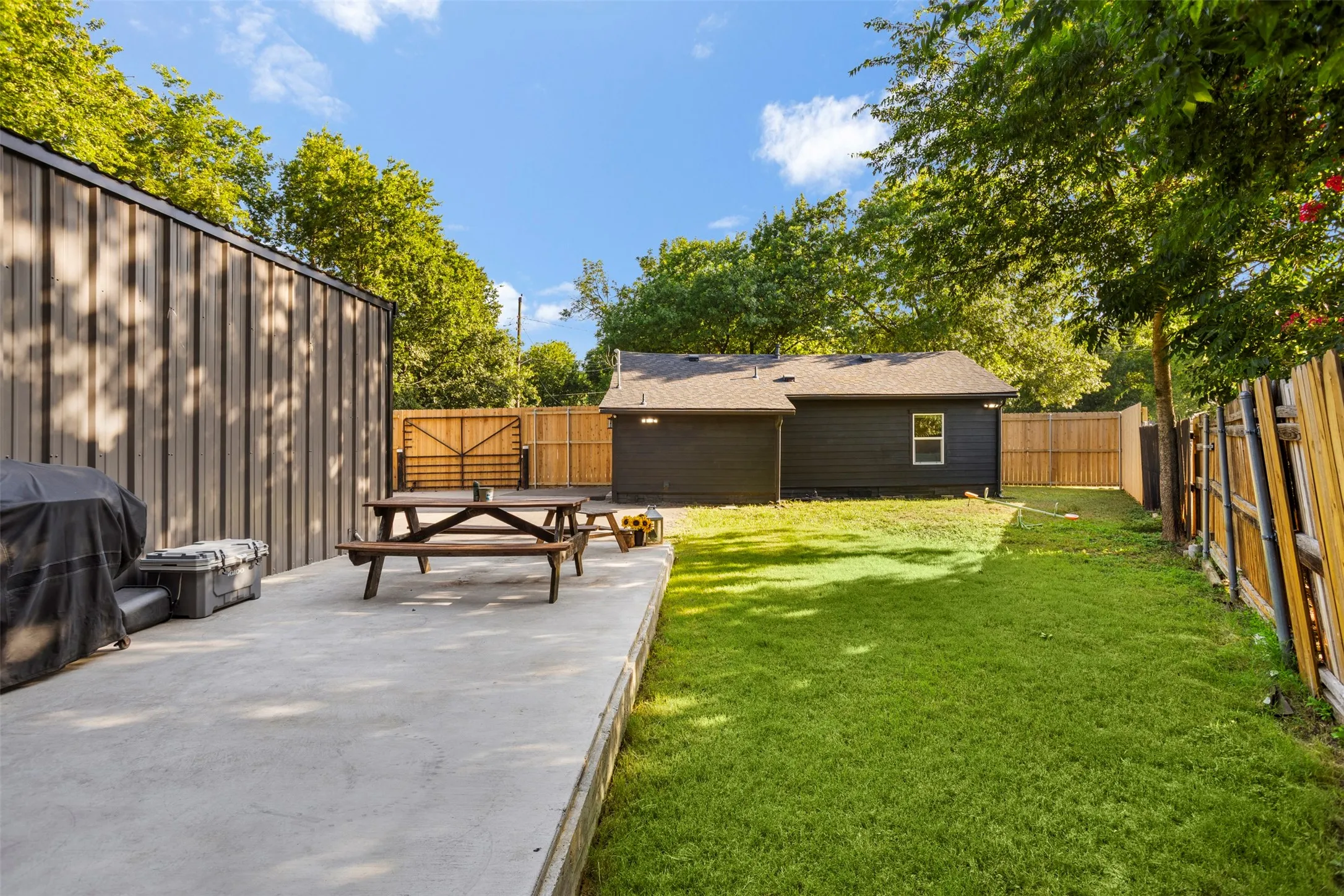 Single Family Residence For Sale in Ellis County , 505 E Ross Street, Waxahachie, Texas 75165, 2 Bedroom, 1 Bathroom, Garage spaces, 714 Sqft, built in 1950, mls#21359026, Real Estate Agent in Waxahachie, Homes For Sale in Ellis county, Homes For Sale in Waxahachie, Realtor in Waxahachie Texas, Real Estate Brokerage Independent Realty Texas, Luminita Cordes Realtor