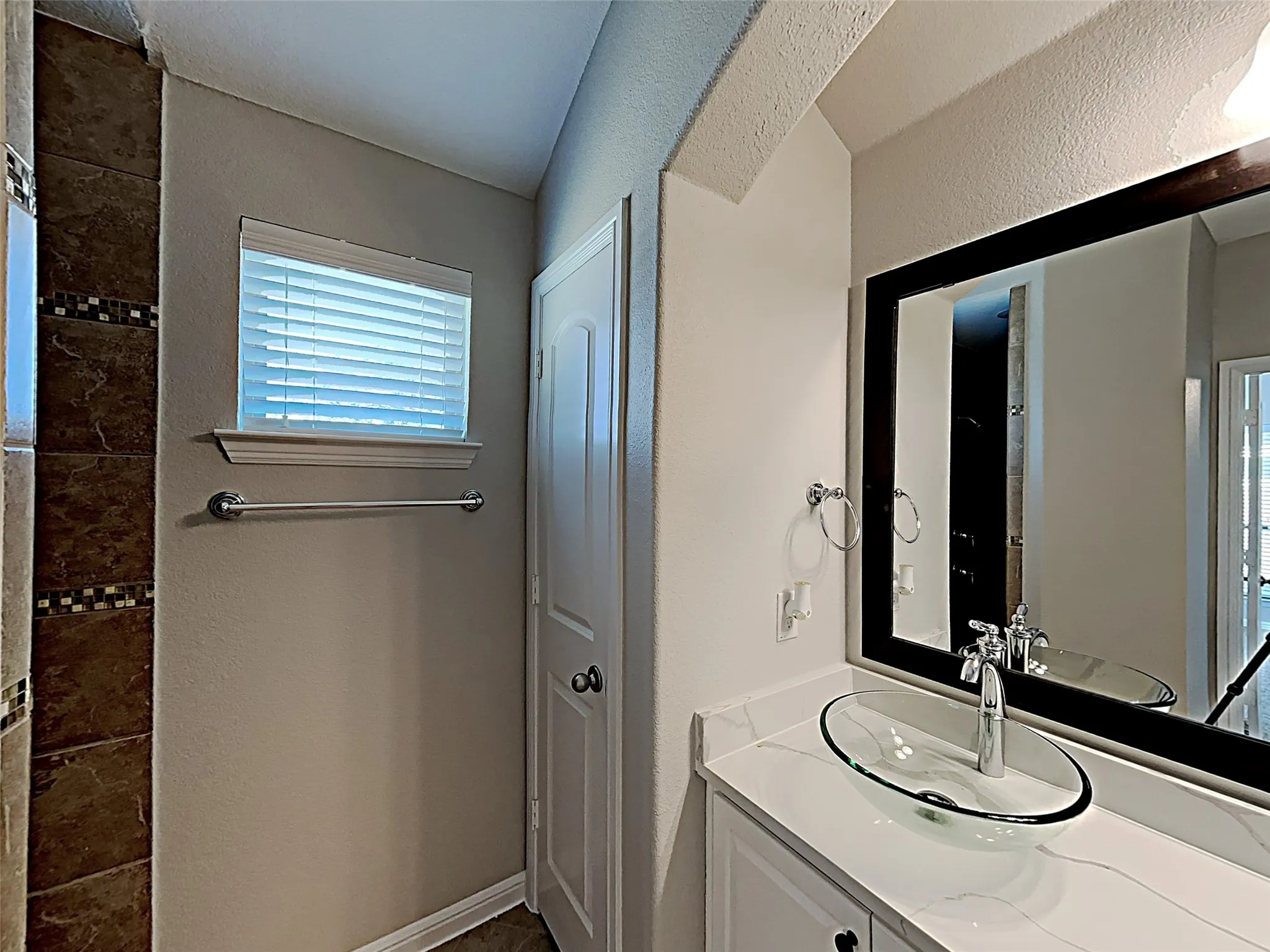 Single Family Residence For Rent in Tarrant County , 1025 Prairie Heights Drive, Fort Worth, Texas 76108, 4 Bedroom, 2 Bathroom, 2 Garage spaces, 2,019 Sqft, built in 2013, mls#21359095, Real Estate Agent in Fort Worth, Homes For Rent in Tarrant county, Homes For Rent in Fort Worth, Realtor in Fort Worth Texas, Real Estate Brokerage Independent Realty Texas, Luminita Cordes Realtor