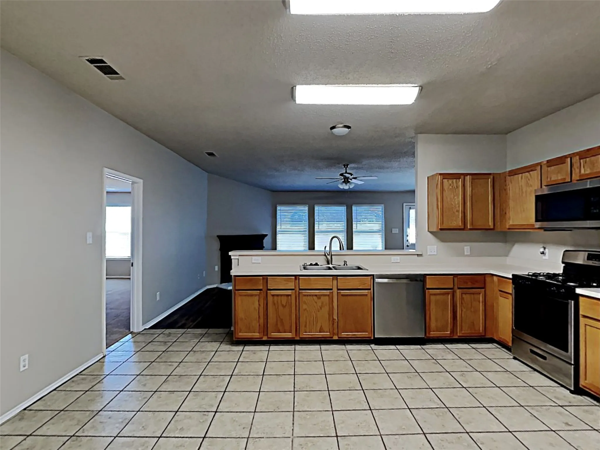 Single Family Residence For Rent in Kaufman County , 1210 Hampton Drive, Forney, Texas 75126, 4 Bedroom, 2 Bathroom, 2 Garage spaces, 2,484 Sqft, built in 2002, mls#21359068, Real Estate Agent in Forney, Homes For Rent in Kaufman county, Homes For Rent in Forney, Realtor in Forney Texas, Real Estate Brokerage Independent Realty Texas, Luminita Cordes Realtor