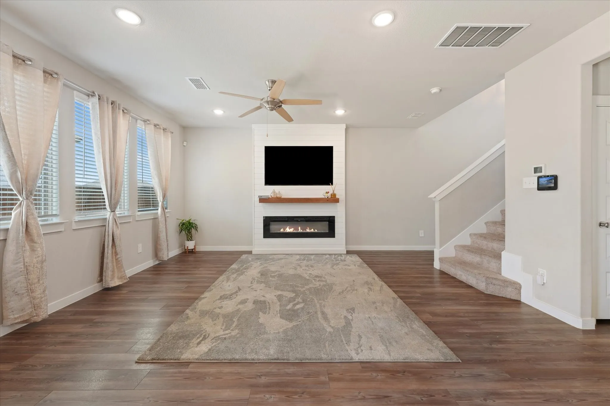 Single Family Residence For Rent in Collin County , 2616 Gaulding Street, Royse City, Texas 75189, 3 Bedroom, 3 Bathroom, 2 Garage spaces, 1,941 Sqft, built in 2022, mls#21359037, Real Estate Agent in Royse City, Homes For Rent in Collin county, Homes For Rent in Royse City, Realtor in Royse City Texas, Real Estate Brokerage Independent Realty Texas, Luminita Cordes Realtor