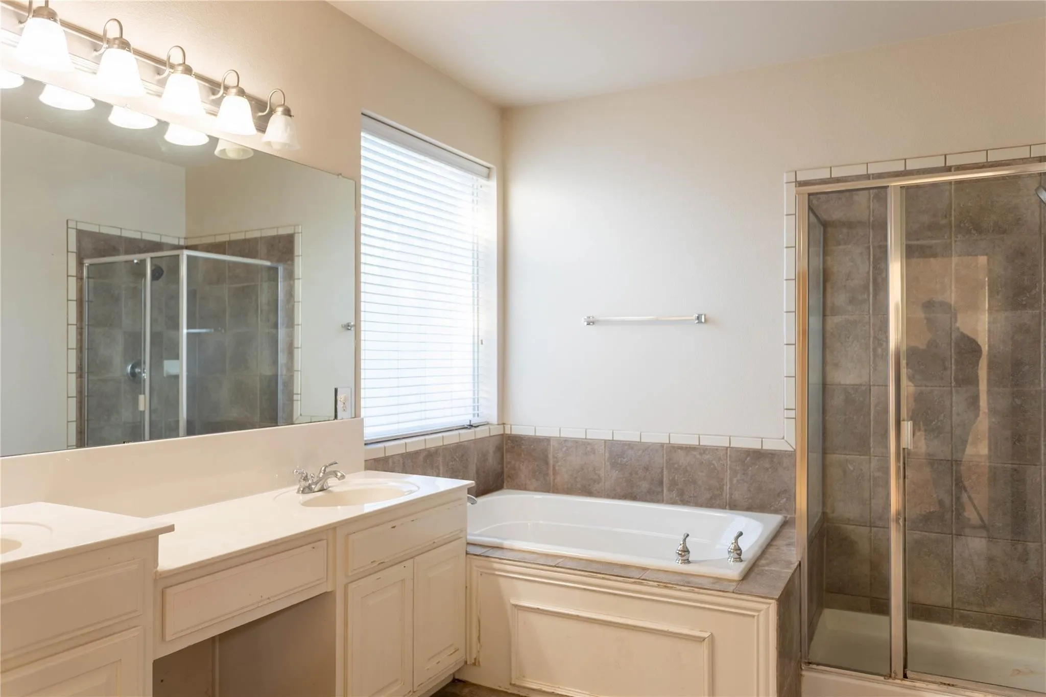 Single Family Residence For Rent in Collin County , 413 Brookmere Lane, Murphy, Texas 75094, 4 Bedroom, 4 Bathroom, 2 Garage spaces, 3,169 Sqft, built in 2004, mls#21359121, Real Estate Agent in Murphy, Homes For Rent in Collin county, Homes For Rent in Murphy, Realtor in Murphy Texas, Real Estate Brokerage Independent Realty Texas, Luminita Cordes Realtor