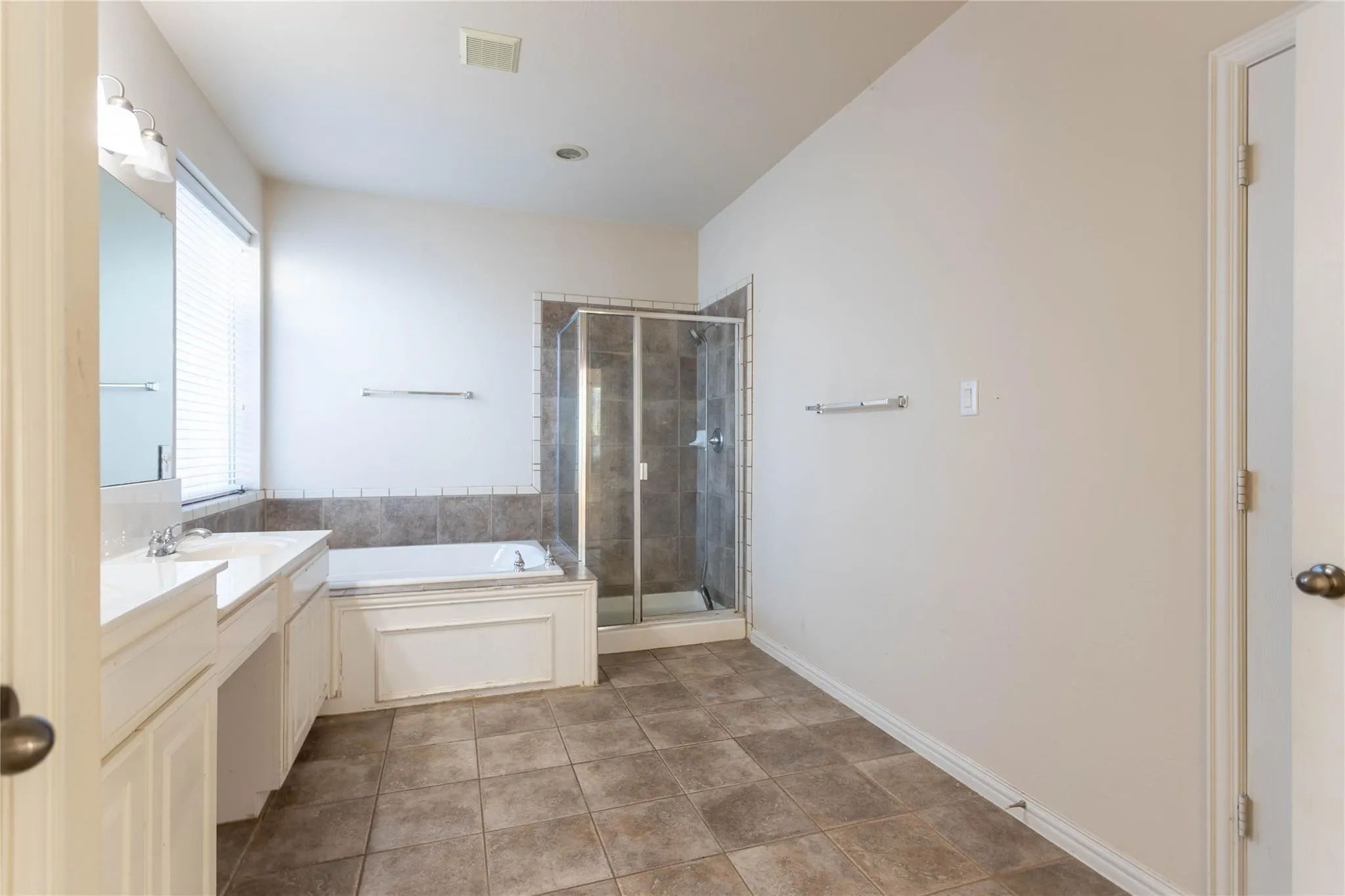 Single Family Residence For Rent in Collin County , 413 Brookmere Lane, Murphy, Texas 75094, 4 Bedroom, 4 Bathroom, 2 Garage spaces, 3,169 Sqft, built in 2004, mls#21359121, Real Estate Agent in Murphy, Homes For Rent in Collin county, Homes For Rent in Murphy, Realtor in Murphy Texas, Real Estate Brokerage Independent Realty Texas, Luminita Cordes Realtor