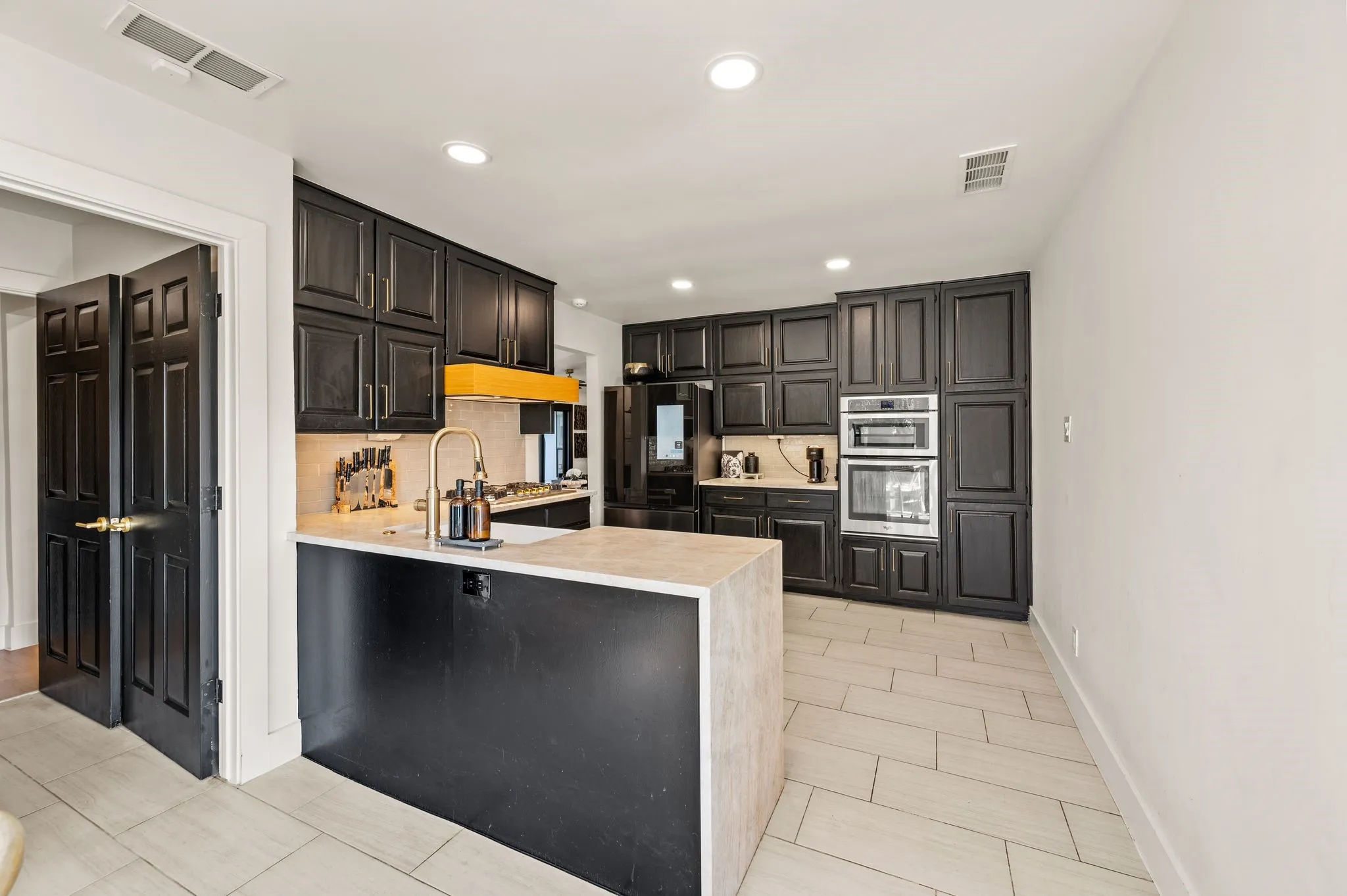 Single Family Residence For Sale in Tarrant County , 2403 N Carroll Avenue, Southlake, Texas 76092, 4 Bedroom, 3 Bathroom, 2 Garage spaces, 2,424 Sqft, built in 1984, mls#21358388, Real Estate Agent in Southlake, Homes For Sale in Tarrant county, Homes For Sale in Southlake, Realtor in Southlake Texas, Real Estate Brokerage Independent Realty Texas, Luminita Cordes Realtor