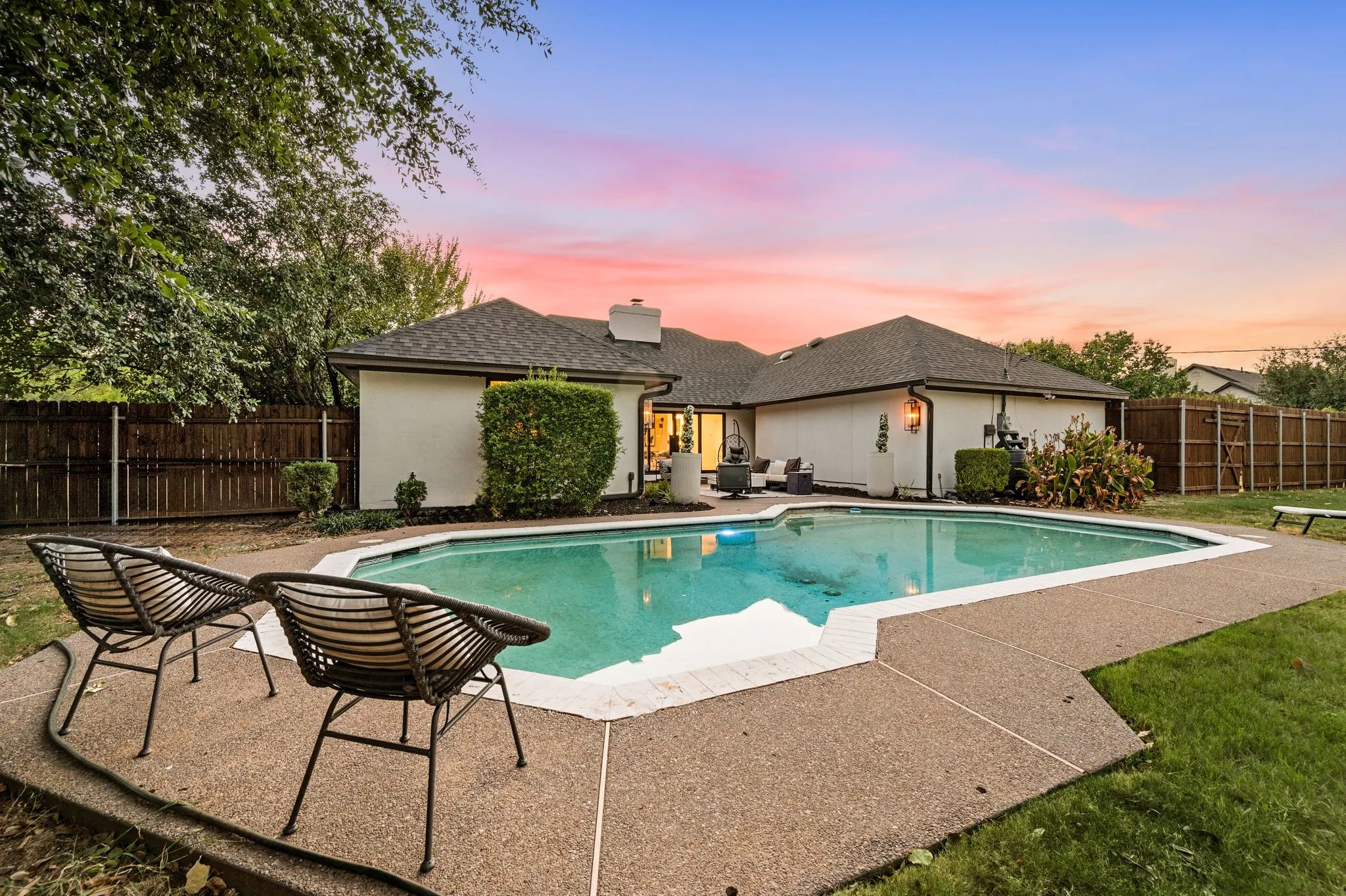 Single Family Residence For Sale in Tarrant County , 2403 N Carroll Avenue, Southlake, Texas 76092, 4 Bedroom, 3 Bathroom, 2 Garage spaces, 2,424 Sqft, built in 1984, mls#21358388, Real Estate Agent in Southlake, Homes For Sale in Tarrant county, Homes For Sale in Southlake, Realtor in Southlake Texas, Real Estate Brokerage Independent Realty Texas, Luminita Cordes Realtor