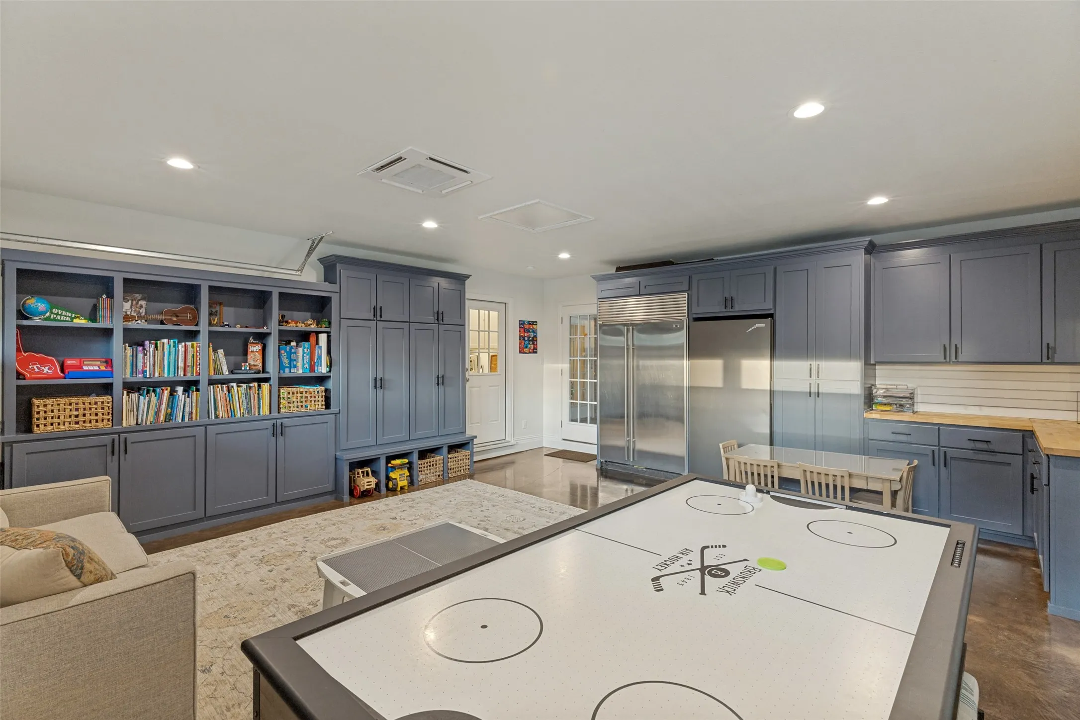 Single Family Residence For Sale in Tarrant County , 4241 Bilglade Road, Fort Worth, Texas 76109, 3 Bedroom, 3 Bathroom, Garage spaces, 2,710 Sqft, built in 1956, mls#21358271, Real Estate Agent in Fort Worth, Homes For Sale in Tarrant county, Homes For Sale in Fort Worth, Realtor in Fort Worth Texas, Real Estate Brokerage Independent Realty Texas, Luminita Cordes Realtor