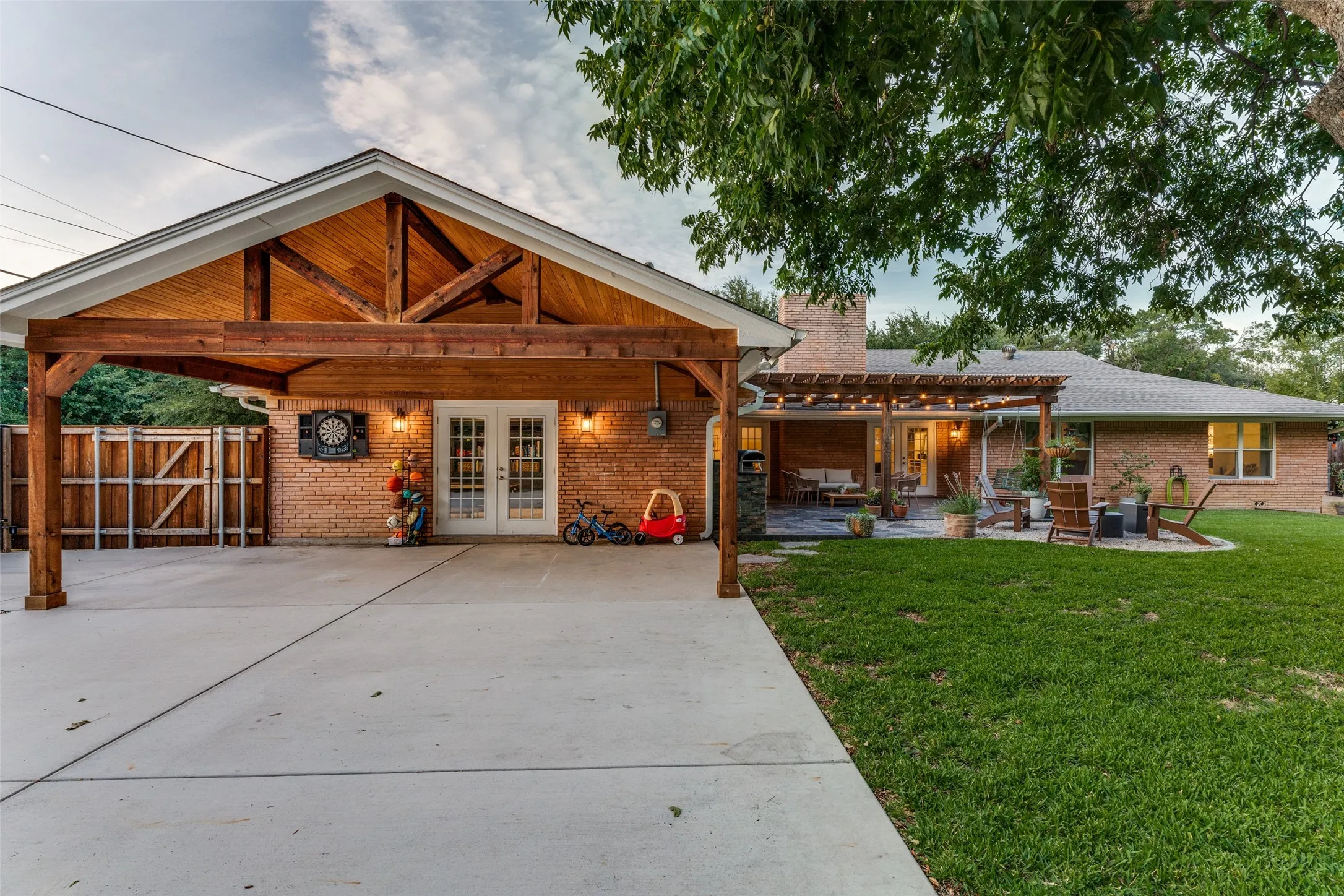 Single Family Residence For Sale in Tarrant County , 4241 Bilglade Road, Fort Worth, Texas 76109, 3 Bedroom, 3 Bathroom, Garage spaces, 2,710 Sqft, built in 1956, mls#21358271, Real Estate Agent in Fort Worth, Homes For Sale in Tarrant county, Homes For Sale in Fort Worth, Realtor in Fort Worth Texas, Real Estate Brokerage Independent Realty Texas, Luminita Cordes Realtor
