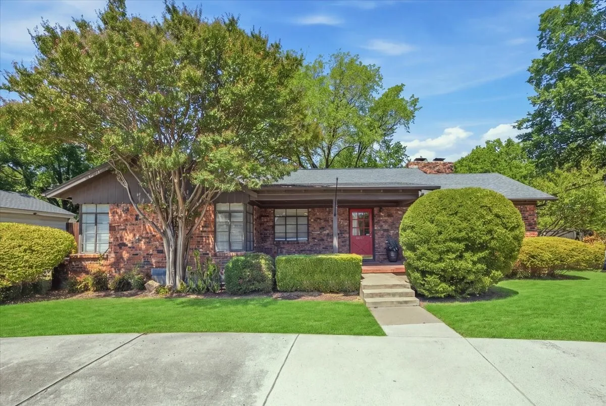 Single Family Residence For Sale in Tarrant County , 3808 Trail Lake Drive, Fort Worth, Texas 76109, 3 Bedroom, 2 Bathroom, Garage spaces, 1,808 Sqft, built in 1948, mls#21358690, Real Estate Agent in Fort Worth, Homes For Sale in Tarrant county, Homes For Sale in Fort Worth, Realtor in Fort Worth Texas, Real Estate Brokerage Independent Realty Texas, Luminita Cordes Realtor