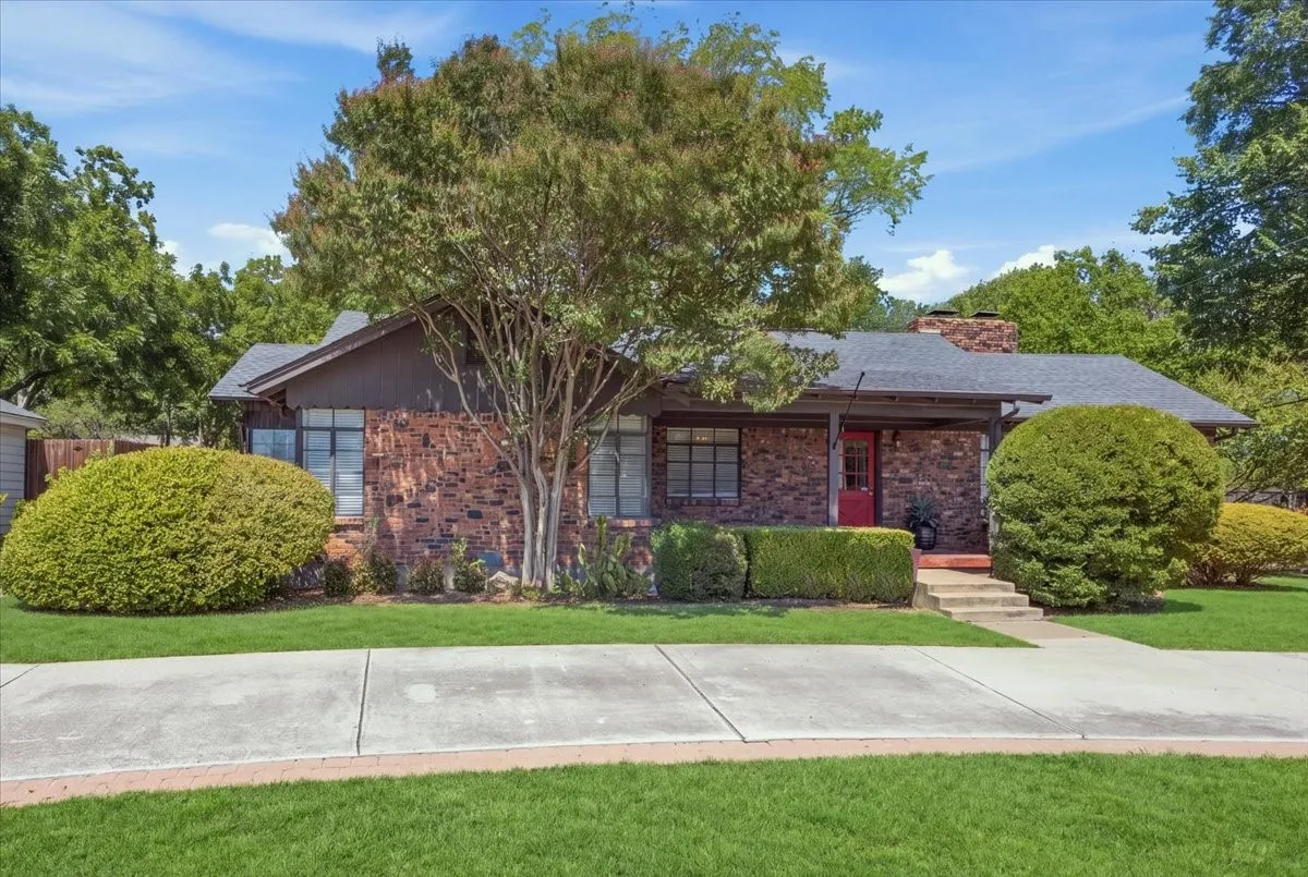 Single Family Residence For Sale in Tarrant County , 3808 Trail Lake Drive, Fort Worth, Texas 76109, 3 Bedroom, 2 Bathroom, Garage spaces, 1,808 Sqft, built in 1948, mls#21358690, Real Estate Agent in Fort Worth, Homes For Sale in Tarrant county, Homes For Sale in Fort Worth, Realtor in Fort Worth Texas, Real Estate Brokerage Independent Realty Texas, Luminita Cordes Realtor