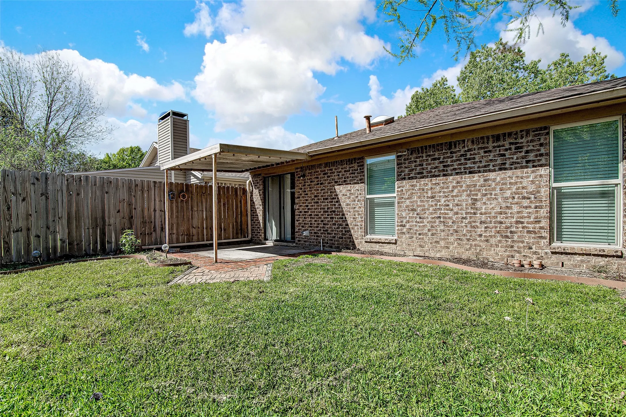 Townhouse For Sale in Tarrant County , 1726 Magnolia Lane, Euless, Texas 76039, 3 Bedroom, 2 Bathroom, 2 Garage spaces, 1,159 Sqft, built in 1984, mls#21359134, Real Estate Agent in Euless, Homes For Sale in Tarrant county, Homes For Sale in Euless, Realtor in Euless Texas, Real Estate Brokerage Independent Realty Texas, Luminita Cordes Realtor