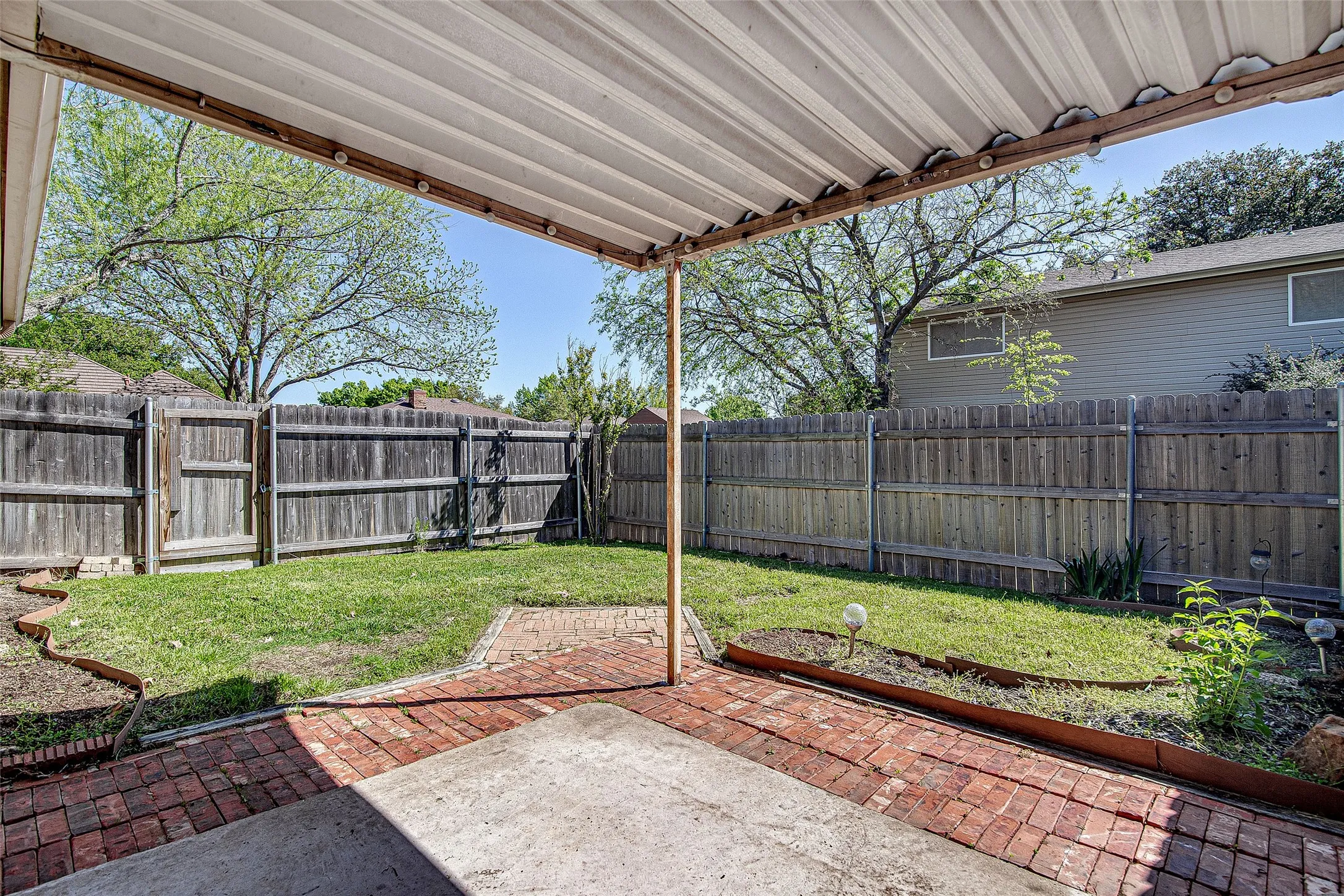 Townhouse For Sale in Tarrant County , 1726 Magnolia Lane, Euless, Texas 76039, 3 Bedroom, 2 Bathroom, 2 Garage spaces, 1,159 Sqft, built in 1984, mls#21359134, Real Estate Agent in Euless, Homes For Sale in Tarrant county, Homes For Sale in Euless, Realtor in Euless Texas, Real Estate Brokerage Independent Realty Texas, Luminita Cordes Realtor