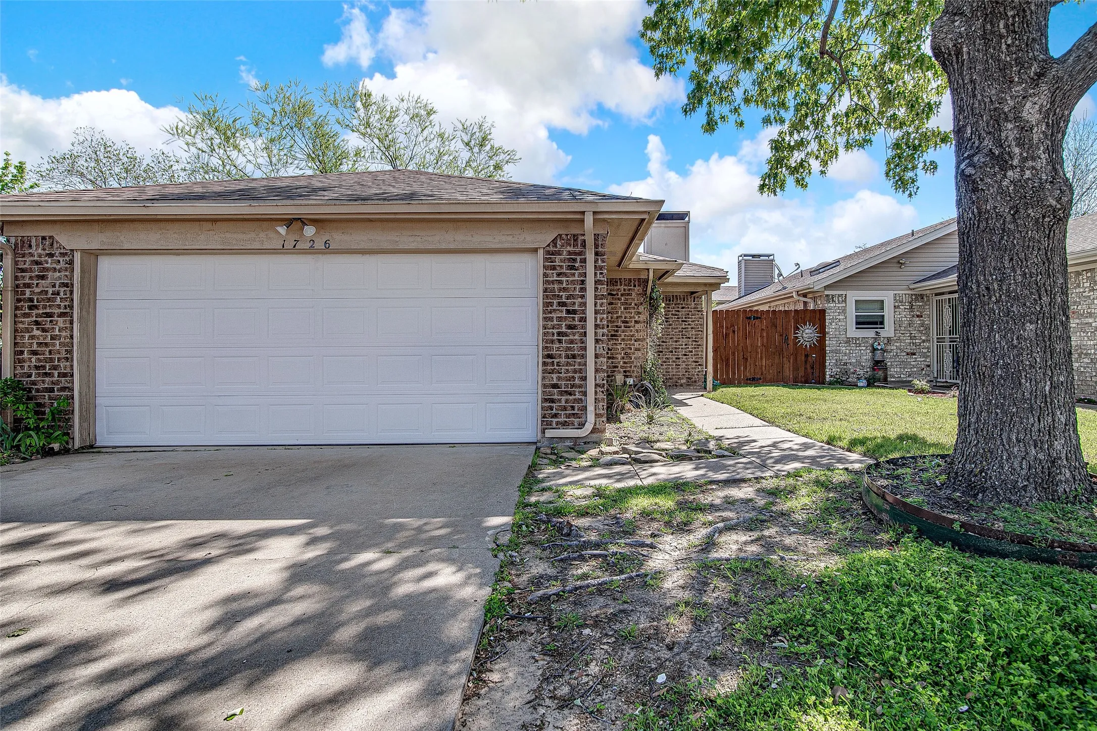 Townhouse For Sale in Tarrant County , 1726 Magnolia Lane, Euless, Texas 76039, 3 Bedroom, 2 Bathroom, 2 Garage spaces, 1,159 Sqft, built in 1984, mls#21359134, Real Estate Agent in Euless, Homes For Sale in Tarrant county, Homes For Sale in Euless, Realtor in Euless Texas, Real Estate Brokerage Independent Realty Texas, Luminita Cordes Realtor