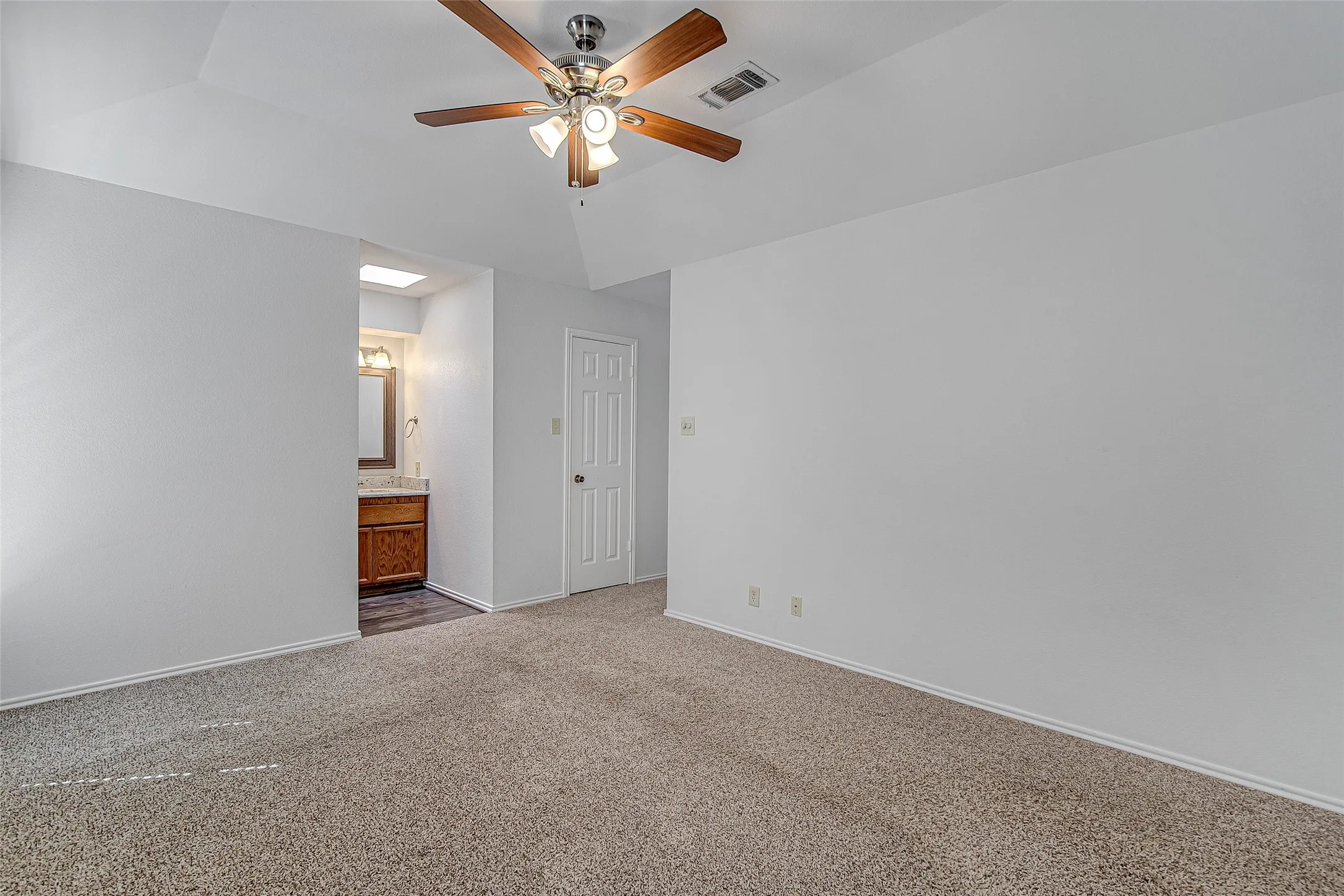 Townhouse For Sale in Tarrant County , 1726 Magnolia Lane, Euless, Texas 76039, 3 Bedroom, 2 Bathroom, 2 Garage spaces, 1,159 Sqft, built in 1984, mls#21359134, Real Estate Agent in Euless, Homes For Sale in Tarrant county, Homes For Sale in Euless, Realtor in Euless Texas, Real Estate Brokerage Independent Realty Texas, Luminita Cordes Realtor