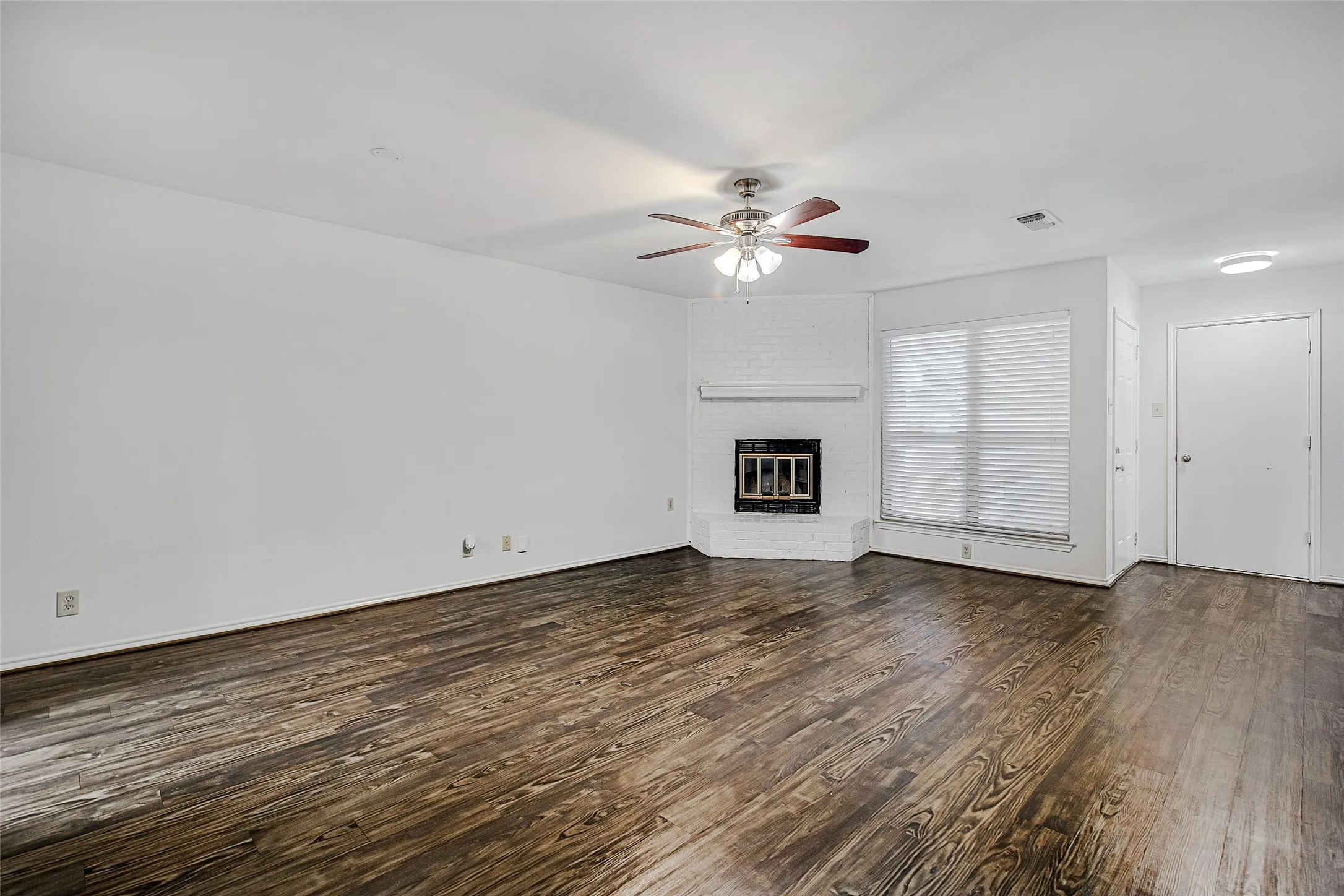 Townhouse For Sale in Tarrant County , 1726 Magnolia Lane, Euless, Texas 76039, 3 Bedroom, 2 Bathroom, 2 Garage spaces, 1,159 Sqft, built in 1984, mls#21359134, Real Estate Agent in Euless, Homes For Sale in Tarrant county, Homes For Sale in Euless, Realtor in Euless Texas, Real Estate Brokerage Independent Realty Texas, Luminita Cordes Realtor