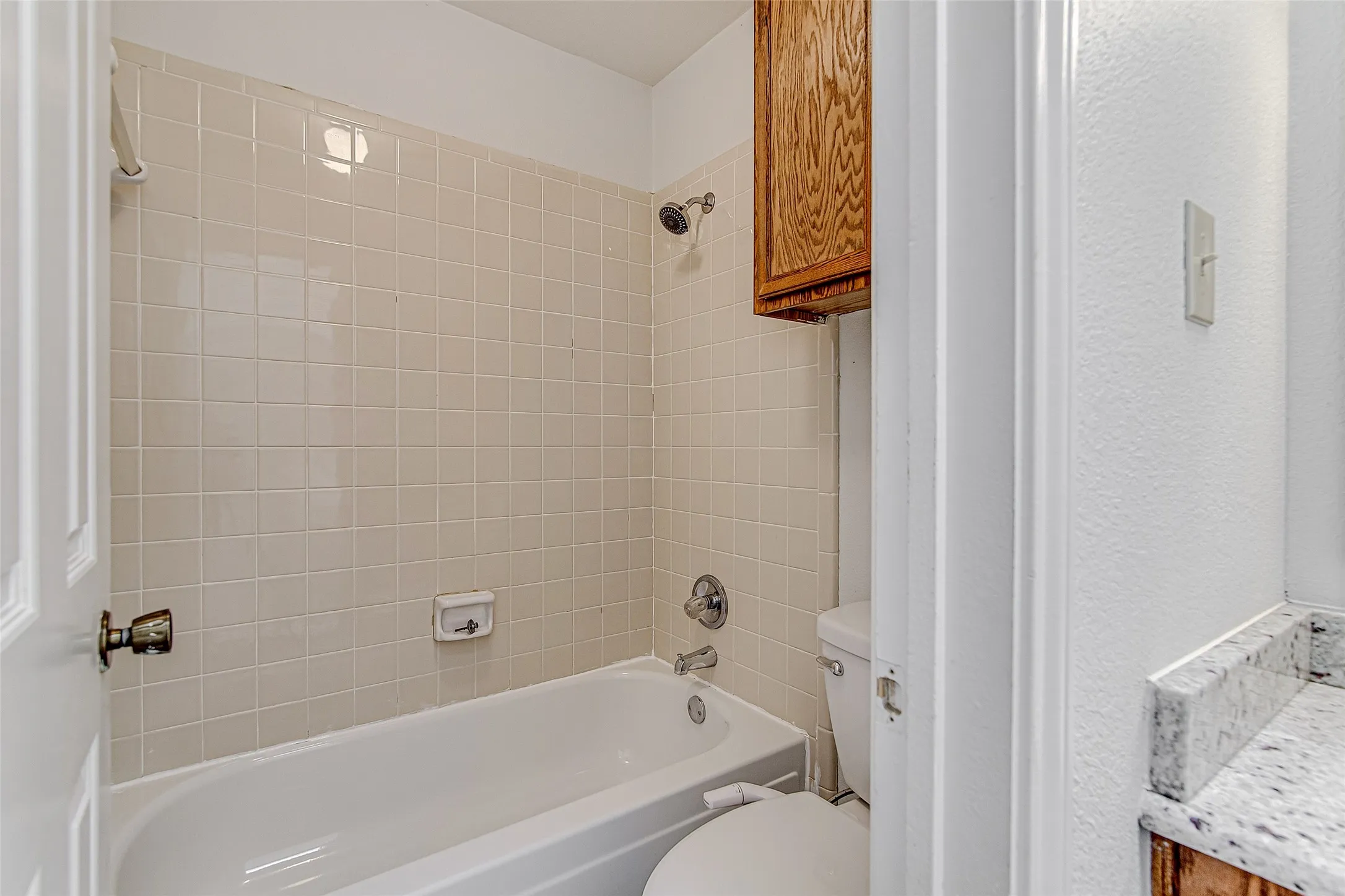 Townhouse For Sale in Tarrant County , 1726 Magnolia Lane, Euless, Texas 76039, 3 Bedroom, 2 Bathroom, 2 Garage spaces, 1,159 Sqft, built in 1984, mls#21359134, Real Estate Agent in Euless, Homes For Sale in Tarrant county, Homes For Sale in Euless, Realtor in Euless Texas, Real Estate Brokerage Independent Realty Texas, Luminita Cordes Realtor