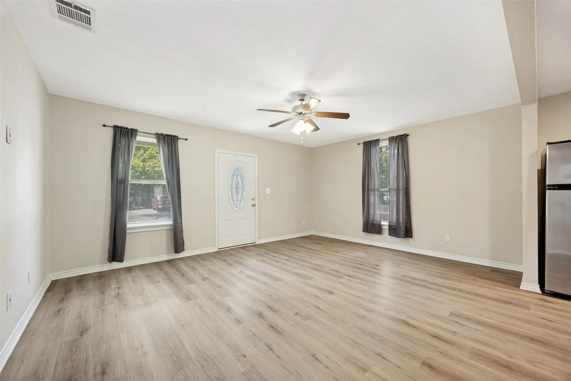 Single Family Residence For Sale in Grayson County , 213 N Holly Avenue, Sherman, Texas 75092, 3 Bedroom, 3 Bathroom, Garage spaces, 1,479 Sqft, built in 2019, mls#21359161, Real Estate Agent in Sherman, Homes For Sale in Grayson county, Homes For Sale in Sherman, Realtor in Sherman Texas, Real Estate Brokerage Independent Realty Texas, Luminita Cordes Realtor