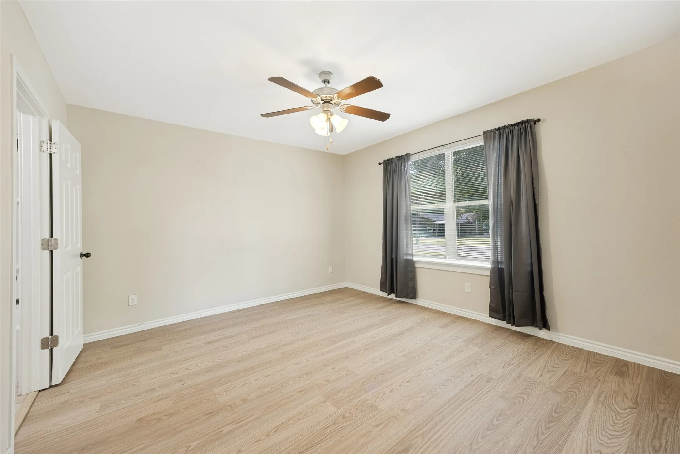 Single Family Residence For Sale in Grayson County , 213 N Holly Avenue, Sherman, Texas 75092, 3 Bedroom, 3 Bathroom, Garage spaces, 1,479 Sqft, built in 2019, mls#21359161, Real Estate Agent in Sherman, Homes For Sale in Grayson county, Homes For Sale in Sherman, Realtor in Sherman Texas, Real Estate Brokerage Independent Realty Texas, Luminita Cordes Realtor