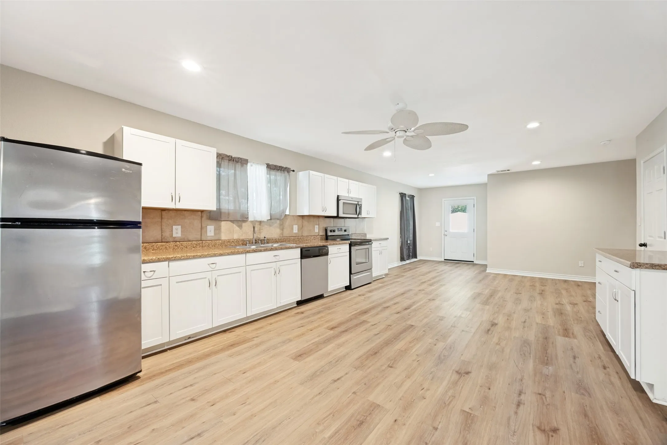 Single Family Residence For Sale in Grayson County , 213 N Holly Avenue, Sherman, Texas 75092, 3 Bedroom, 3 Bathroom, Garage spaces, 1,479 Sqft, built in 2019, mls#21359161, Real Estate Agent in Sherman, Homes For Sale in Grayson county, Homes For Sale in Sherman, Realtor in Sherman Texas, Real Estate Brokerage Independent Realty Texas, Luminita Cordes Realtor