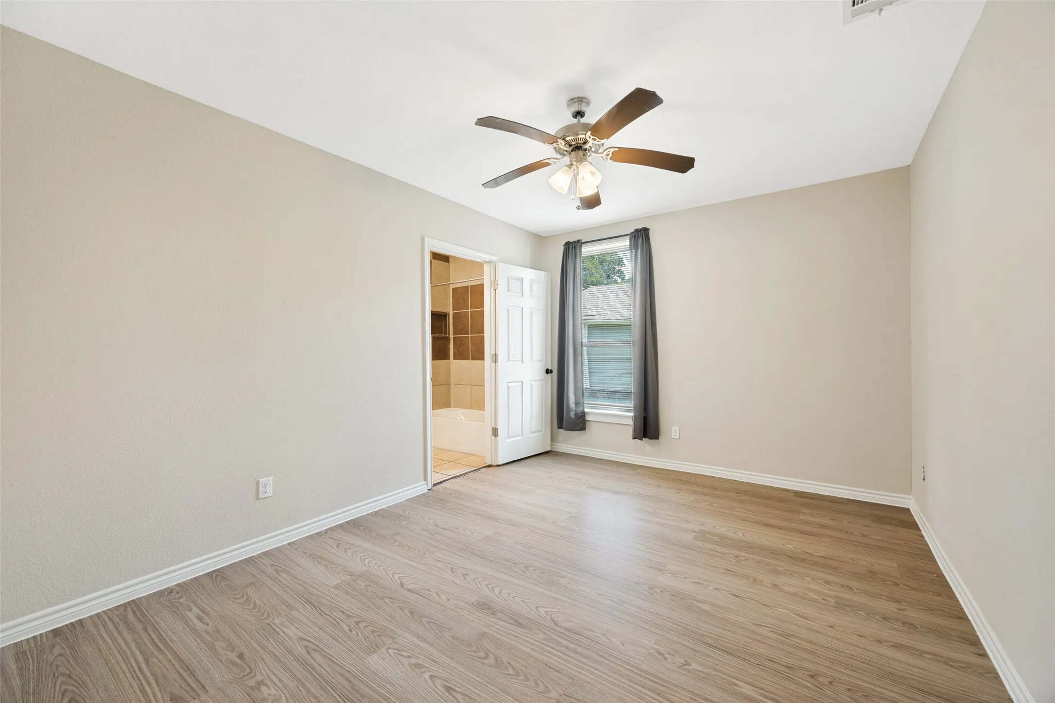 Single Family Residence For Sale in Grayson County , 213 N Holly Avenue, Sherman, Texas 75092, 3 Bedroom, 3 Bathroom, Garage spaces, 1,479 Sqft, built in 2019, mls#21359161, Real Estate Agent in Sherman, Homes For Sale in Grayson county, Homes For Sale in Sherman, Realtor in Sherman Texas, Real Estate Brokerage Independent Realty Texas, Luminita Cordes Realtor
