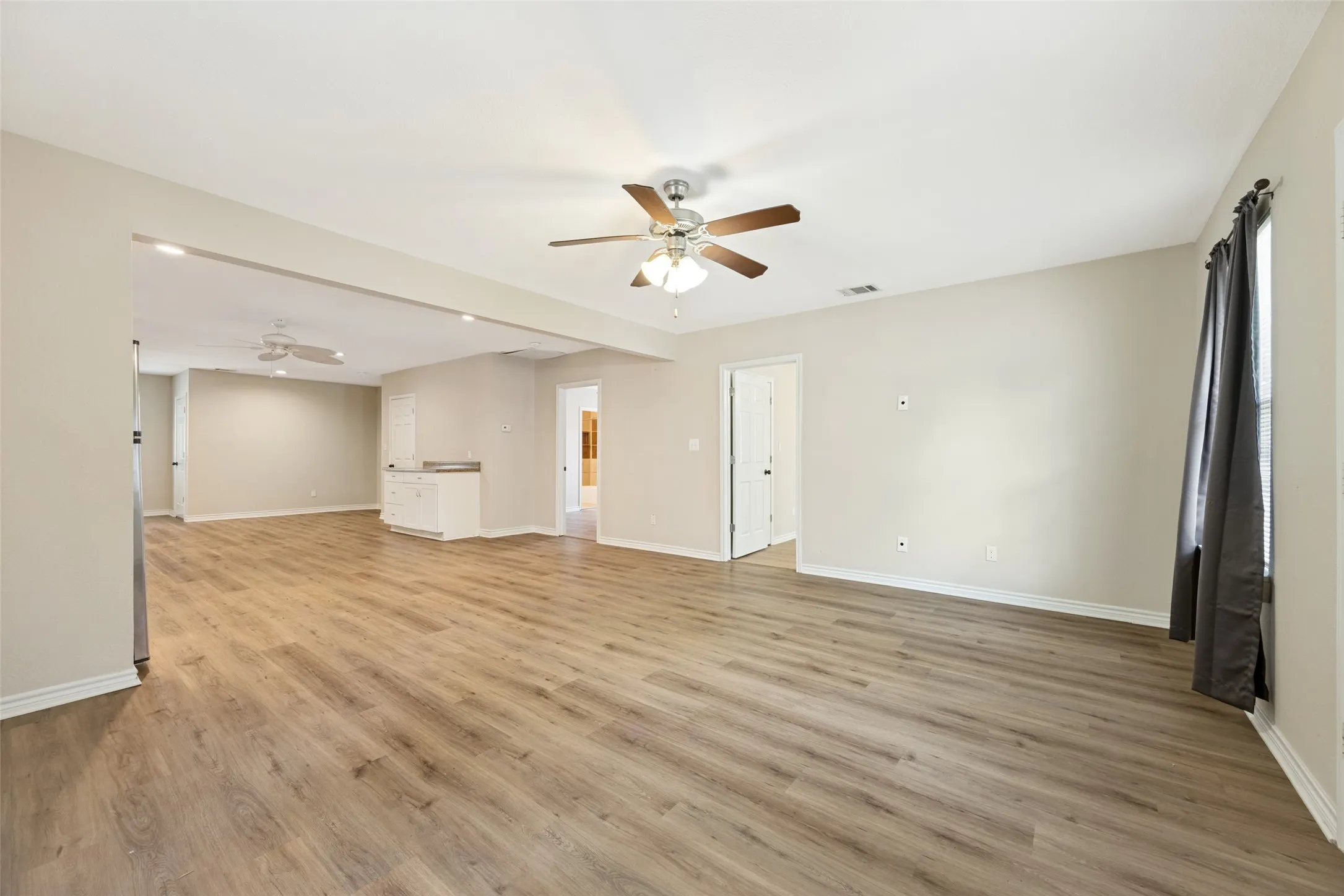 Single Family Residence For Sale in Grayson County , 213 N Holly Avenue, Sherman, Texas 75092, 3 Bedroom, 3 Bathroom, Garage spaces, 1,479 Sqft, built in 2019, mls#21359161, Real Estate Agent in Sherman, Homes For Sale in Grayson county, Homes For Sale in Sherman, Realtor in Sherman Texas, Real Estate Brokerage Independent Realty Texas, Luminita Cordes Realtor