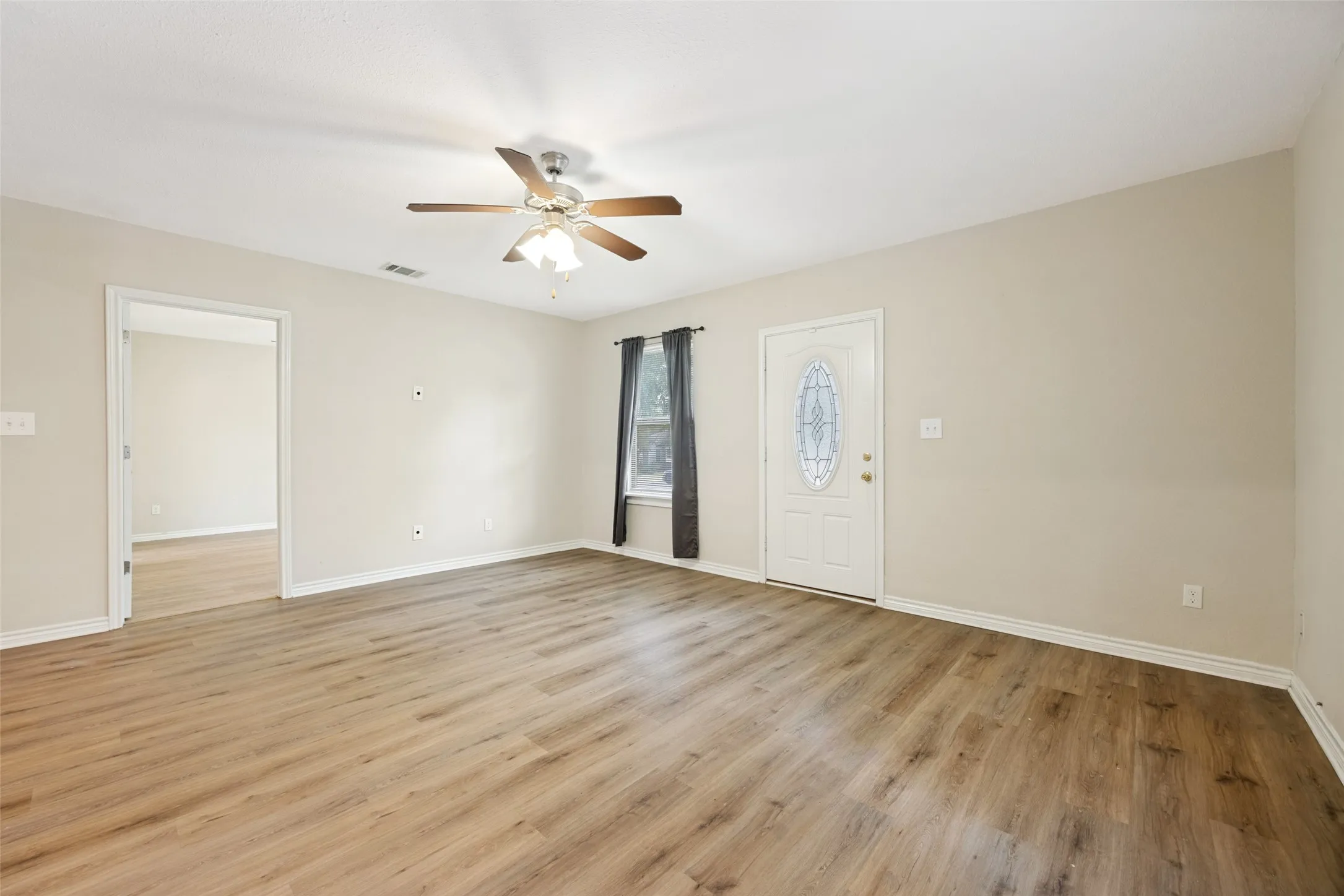 Single Family Residence For Sale in Grayson County , 213 N Holly Avenue, Sherman, Texas 75092, 3 Bedroom, 3 Bathroom, Garage spaces, 1,479 Sqft, built in 2019, mls#21359161, Real Estate Agent in Sherman, Homes For Sale in Grayson county, Homes For Sale in Sherman, Realtor in Sherman Texas, Real Estate Brokerage Independent Realty Texas, Luminita Cordes Realtor