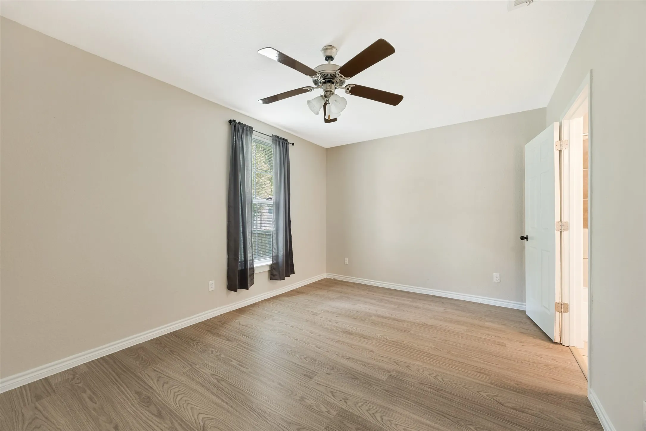 Single Family Residence For Sale in Grayson County , 213 N Holly Avenue, Sherman, Texas 75092, 3 Bedroom, 3 Bathroom, Garage spaces, 1,479 Sqft, built in 2019, mls#21359161, Real Estate Agent in Sherman, Homes For Sale in Grayson county, Homes For Sale in Sherman, Realtor in Sherman Texas, Real Estate Brokerage Independent Realty Texas, Luminita Cordes Realtor